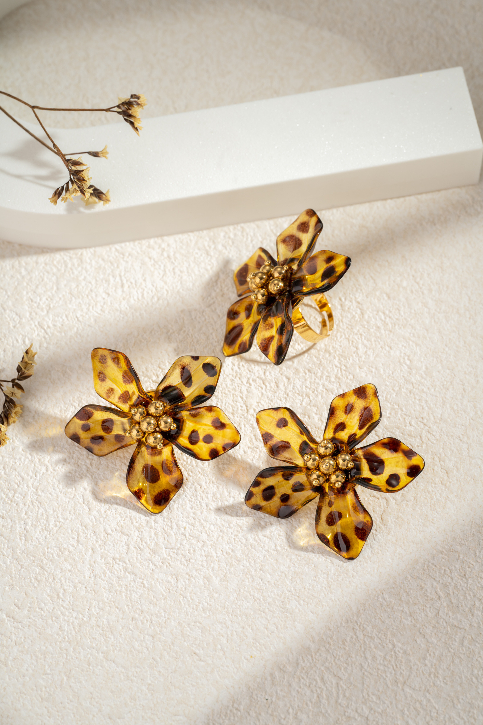 Grossista COSMOS - Set fiore leopardo – resina traslucida, acciaio inossidabile, lucentezza selvaggia e glamour artistico