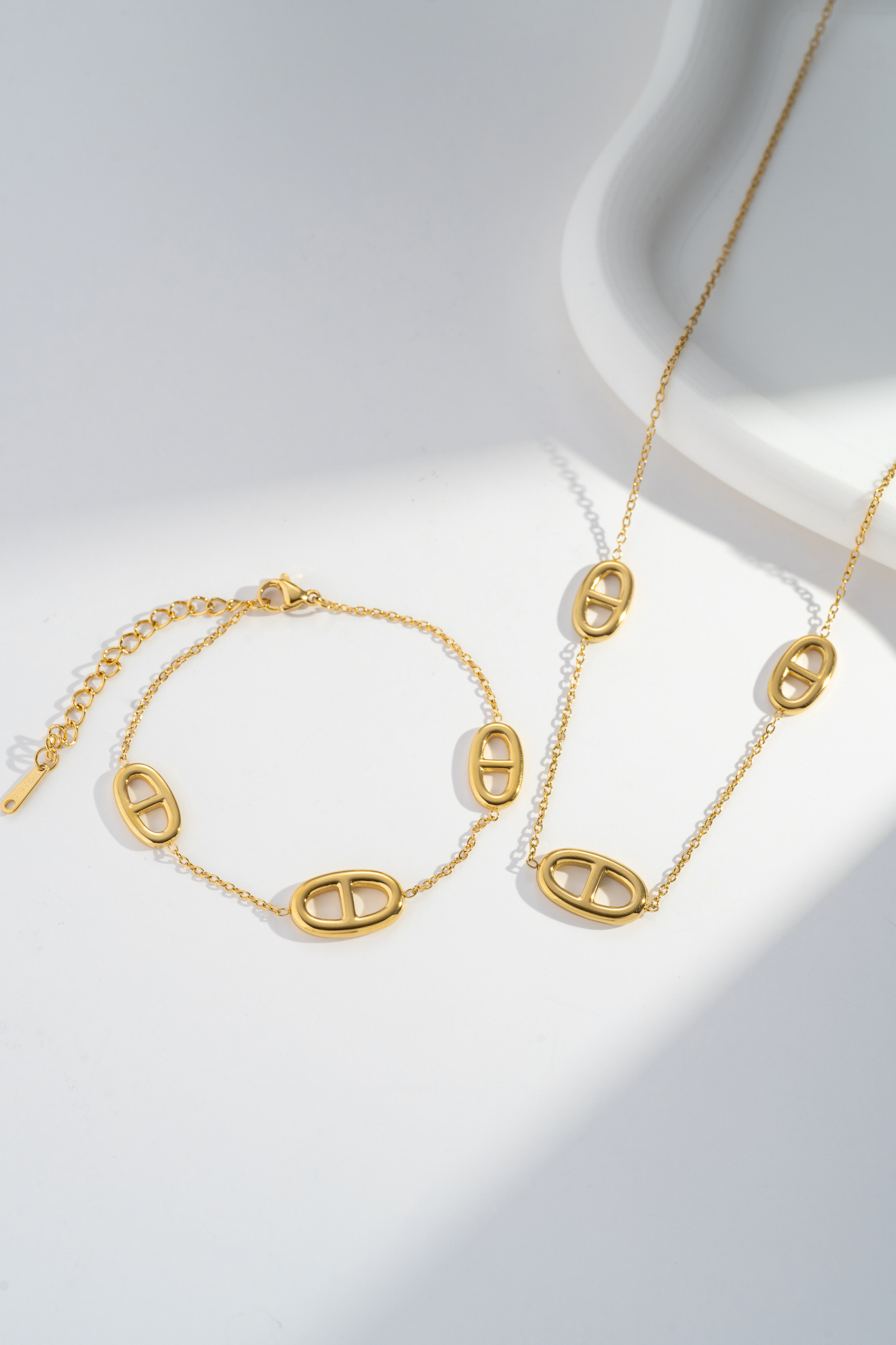 Mayorista COSMOS - Conjunto de Pulsera y Collar de Eslabones Ovalados Dorados en Acero Inoxidable