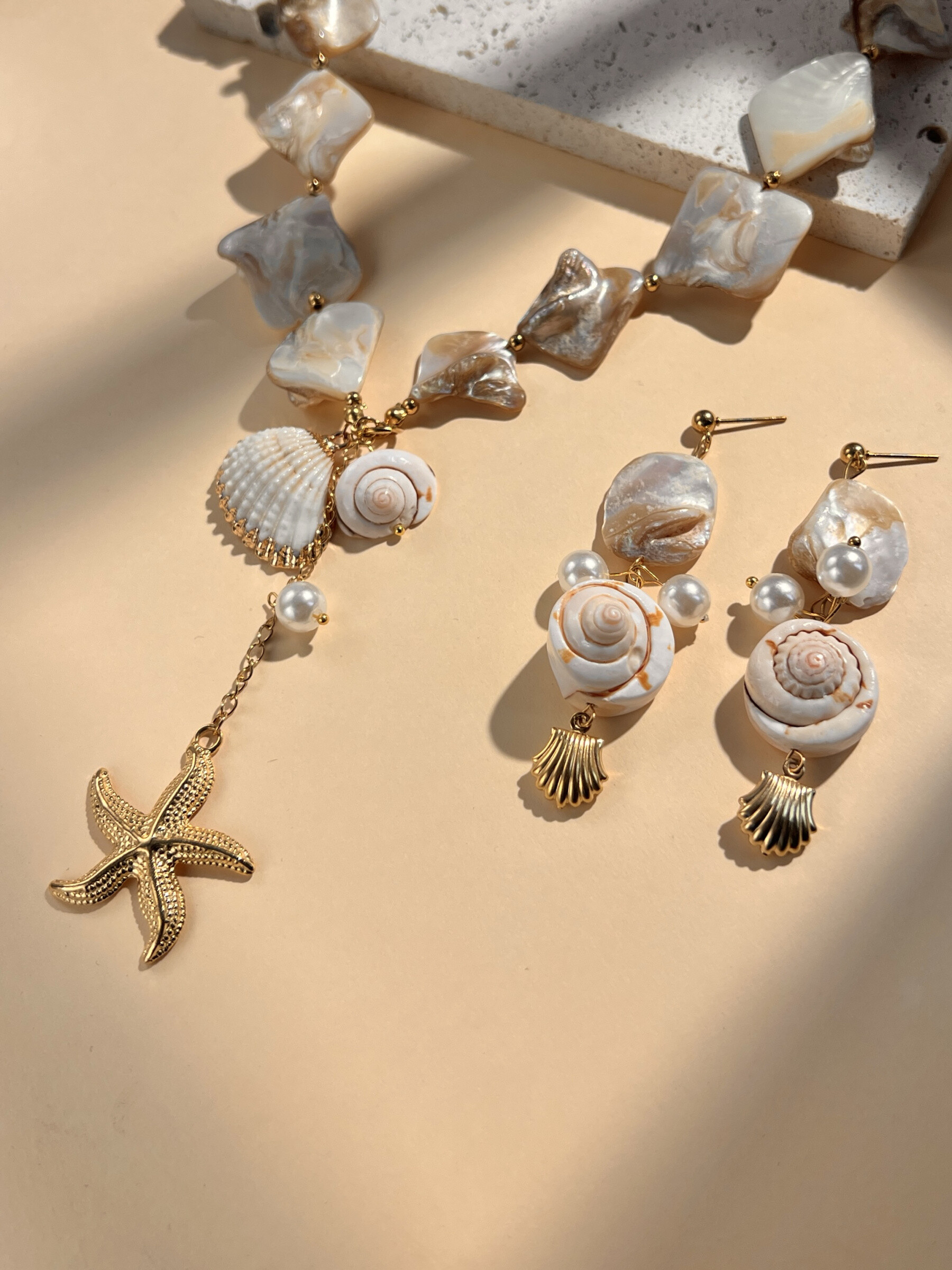 Grossiste COSMOS - Parure collier et boucles d’oreilles en nacre coquillage et étoile de mer