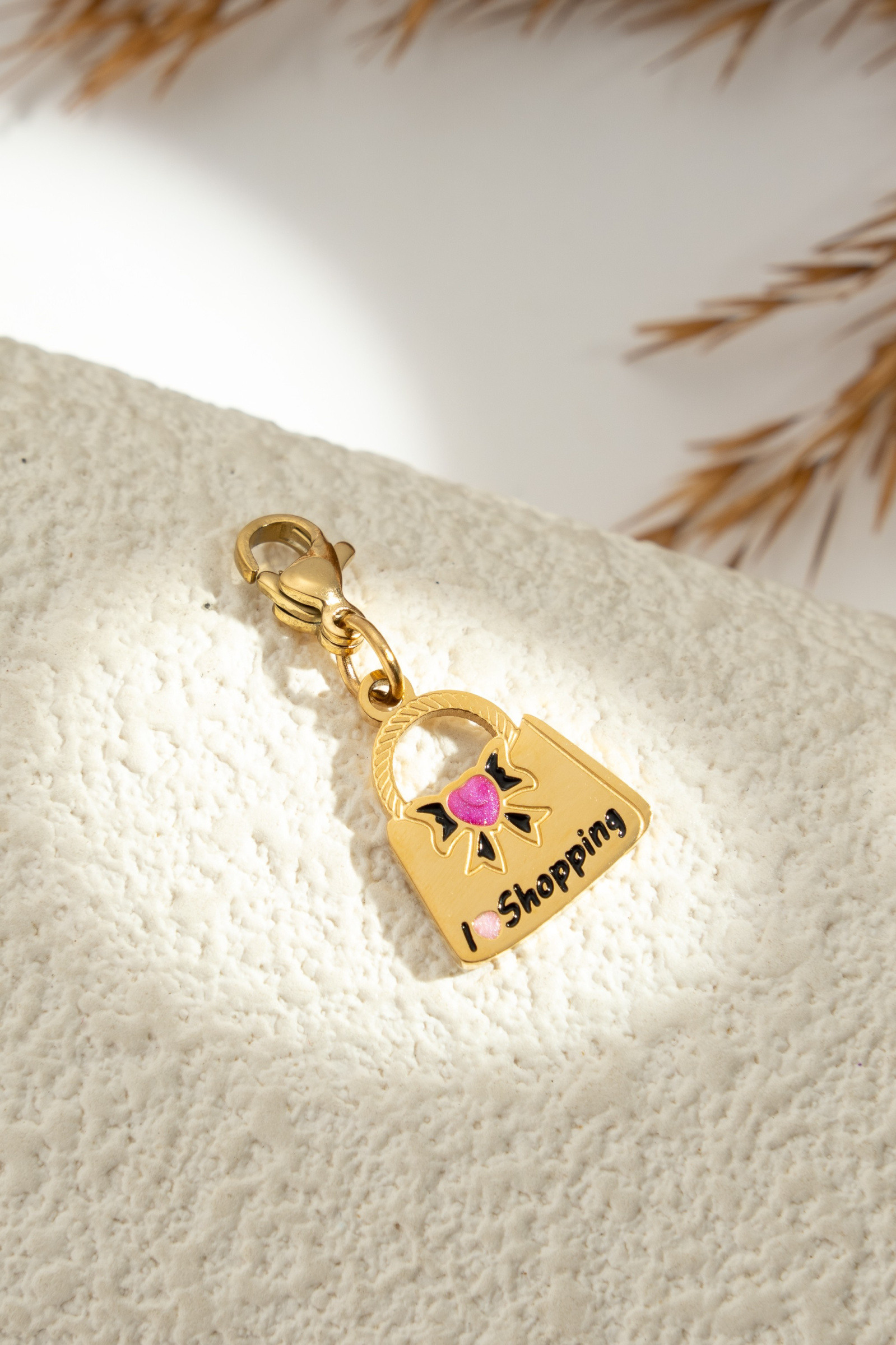 Wholesaler COSMOS - Golden shopping bag charm with pink heart in stainless steel for customizable bracelet, brooch, or necklace