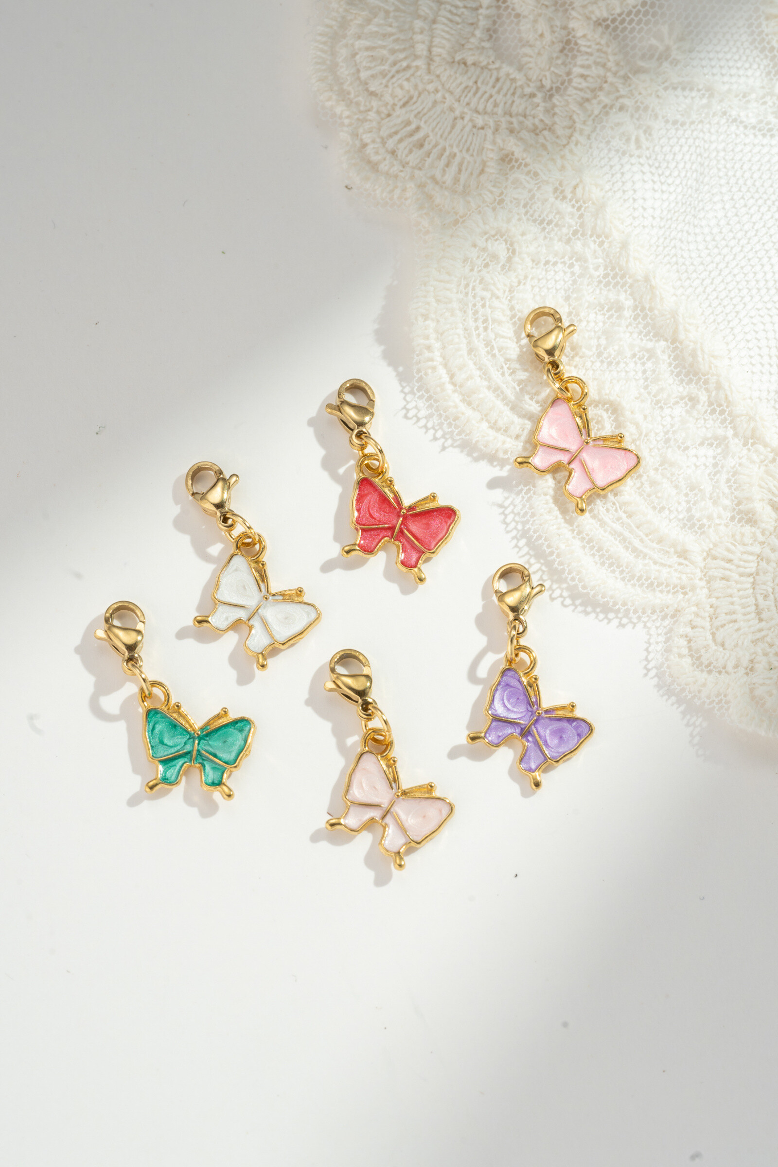 Grossiste COSMOS - Lot de 6 Pendentifs Papillons Colorés – Acier Inoxydable