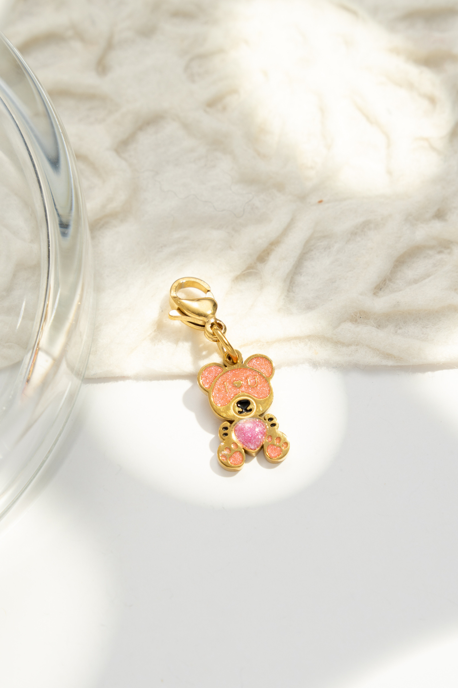 Wholesaler COSMOS - Sparkling pink teddy bear pendant with gold accents, cute trendy charm, shiny jewelry for bags