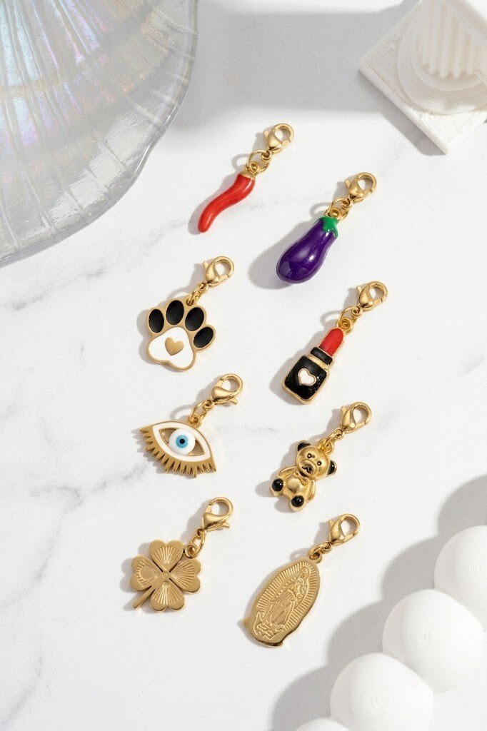 Grossista COSMOS - Set di 8 charm dorati carini e divertenti con motivi vari per gioielli personalizzati creativi