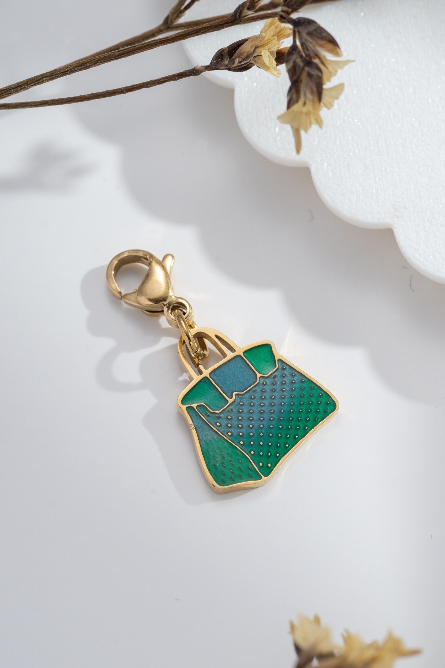 Mayorista COSMOS - Charm para bolso esmaltado – acero inoxidable dorado, diseño fantasía verde-azul y cierre de mosquetón