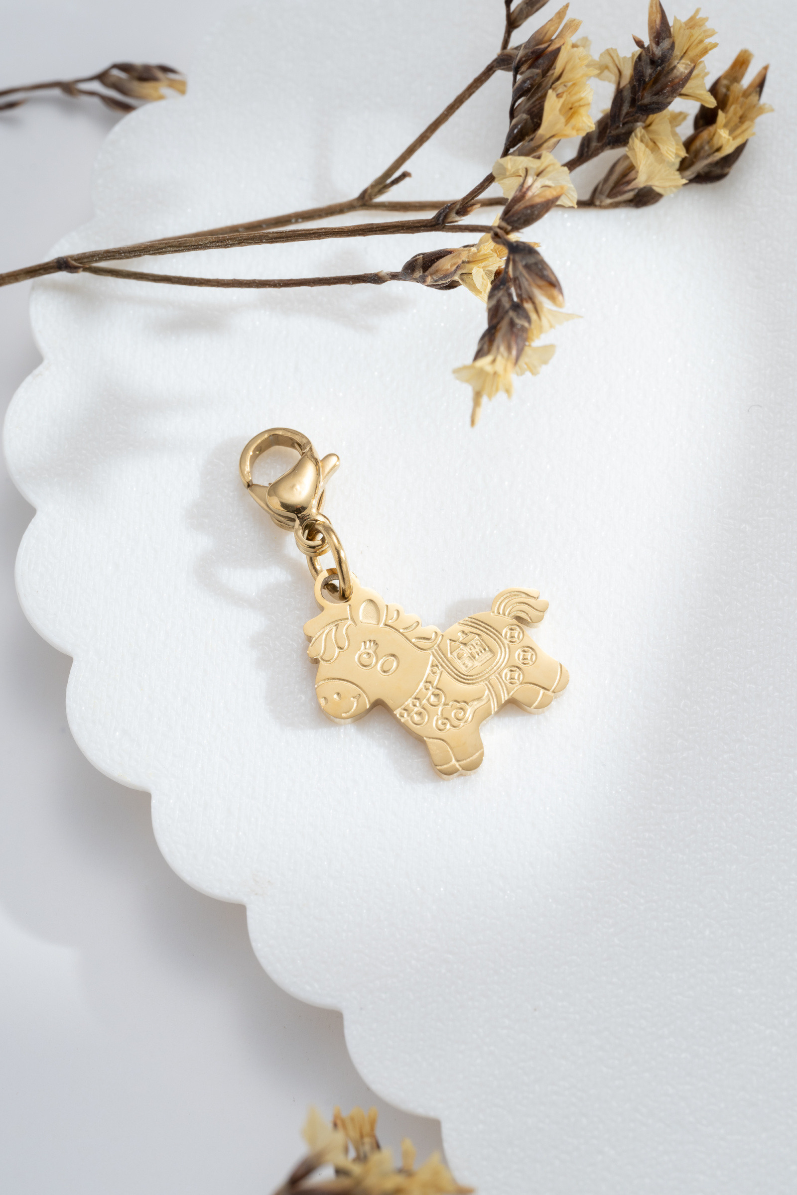 Mayorista COSMOS - Charm de caballo floral dorado – acero inoxidable, grabado decorativo y espíritu libre para enganchar