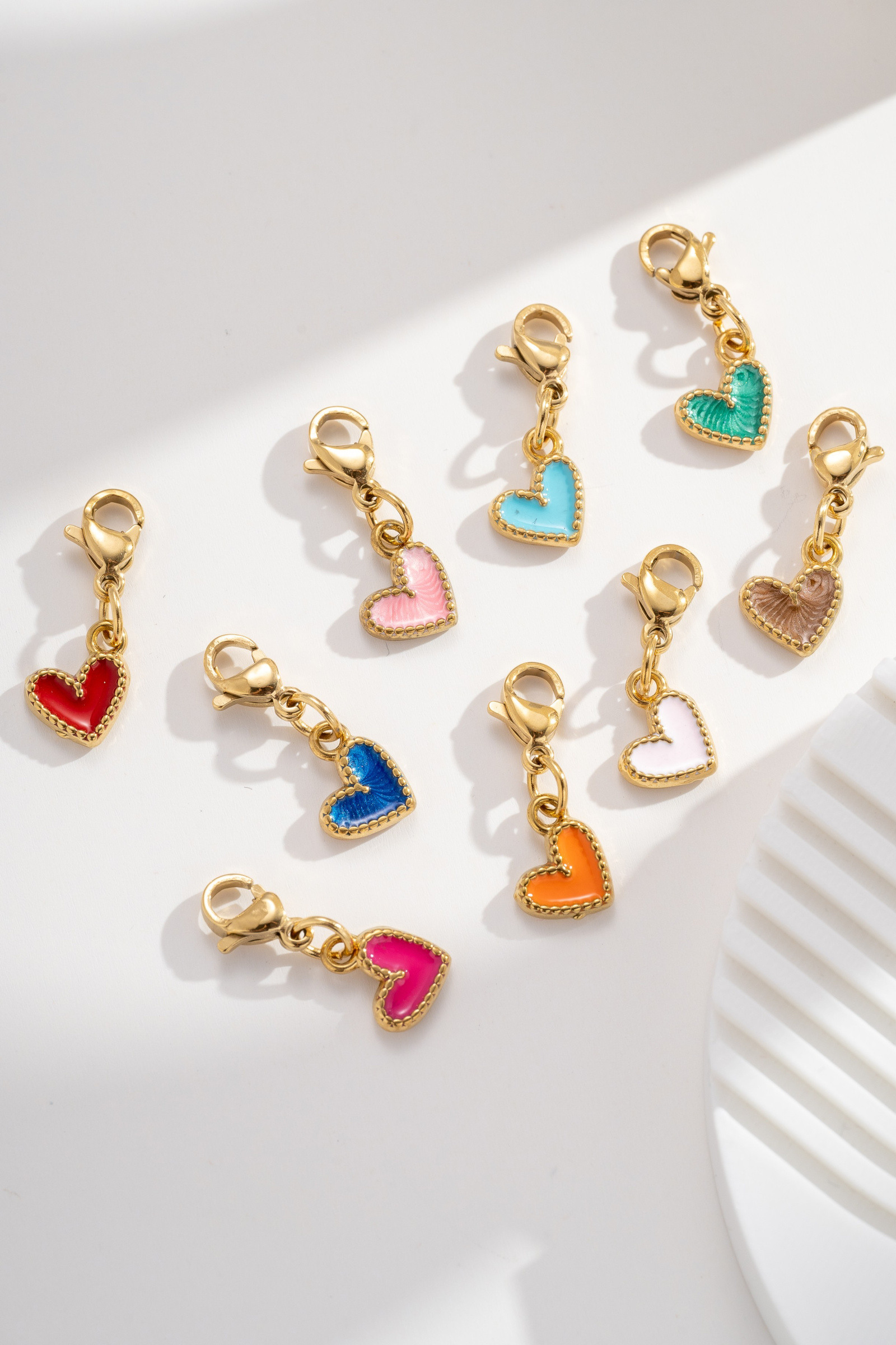 Mayorista COSMOS - Conjunto de 9 charms de corazón esmaltados en acero inoxidable dorado, multicolores, personalizables, elegantes, de moda