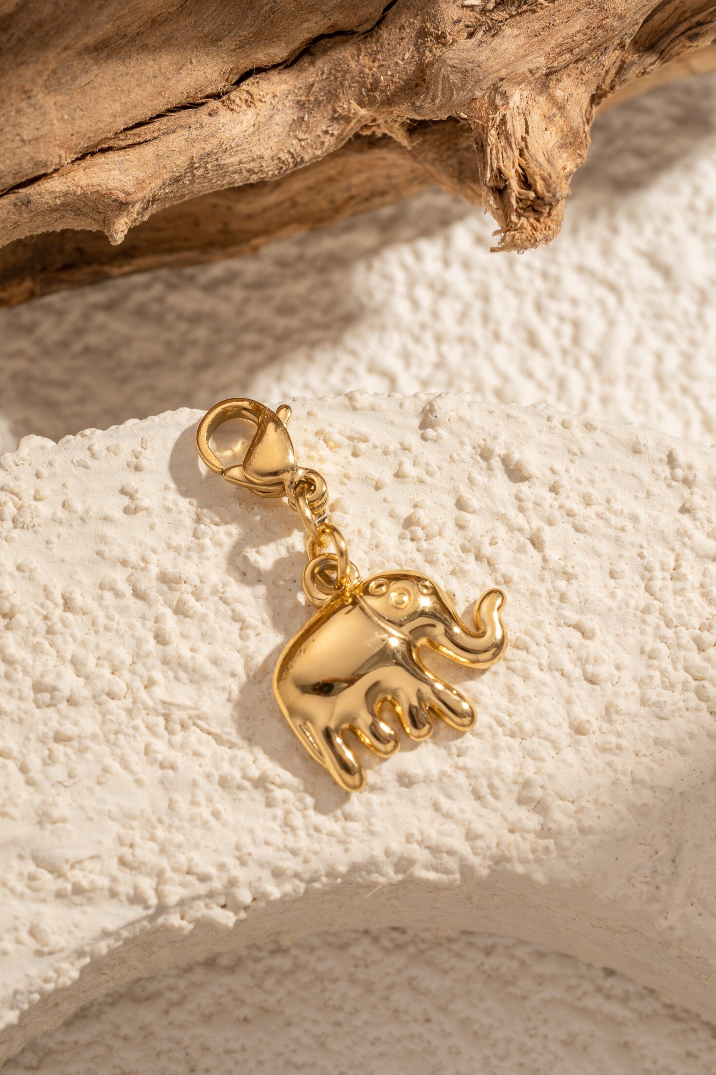 Wholesaler COSMOS - Elegant symbolic elephant charm pendant in durable shiny stainless steel