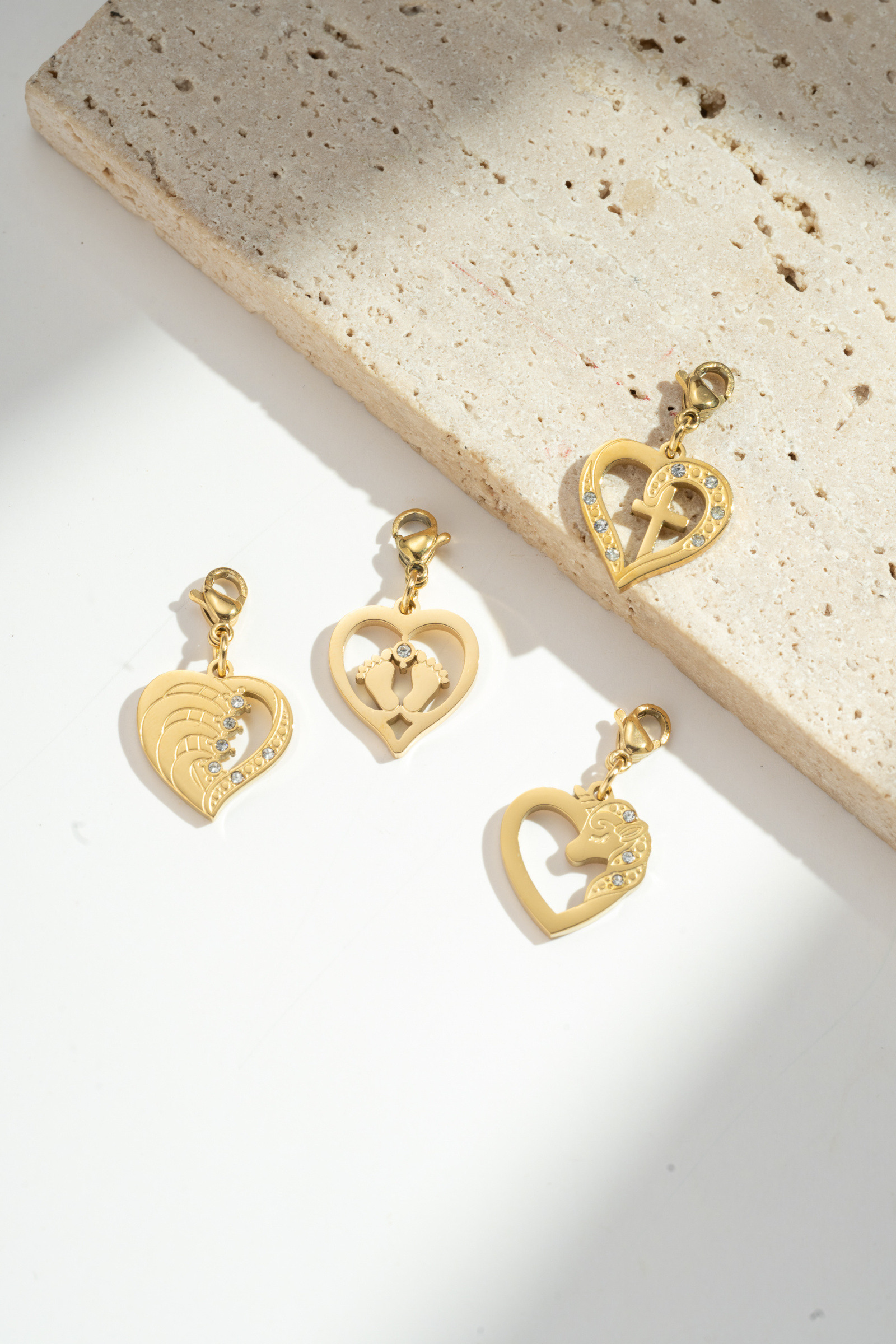 Wholesaler COSMOS - Lot of 4 golden heart pendants stainless steel