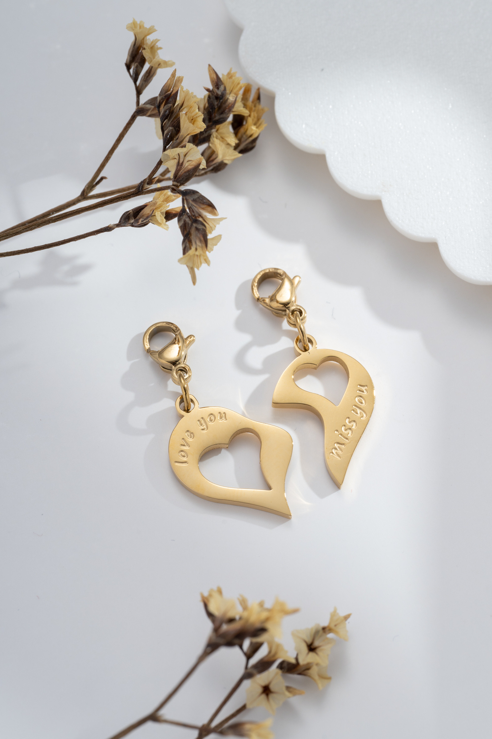 Mayorista COSMOS - Charms “Tú & Yo” – dúo de corazones dorados o plateados, grabados con “love you / miss you”