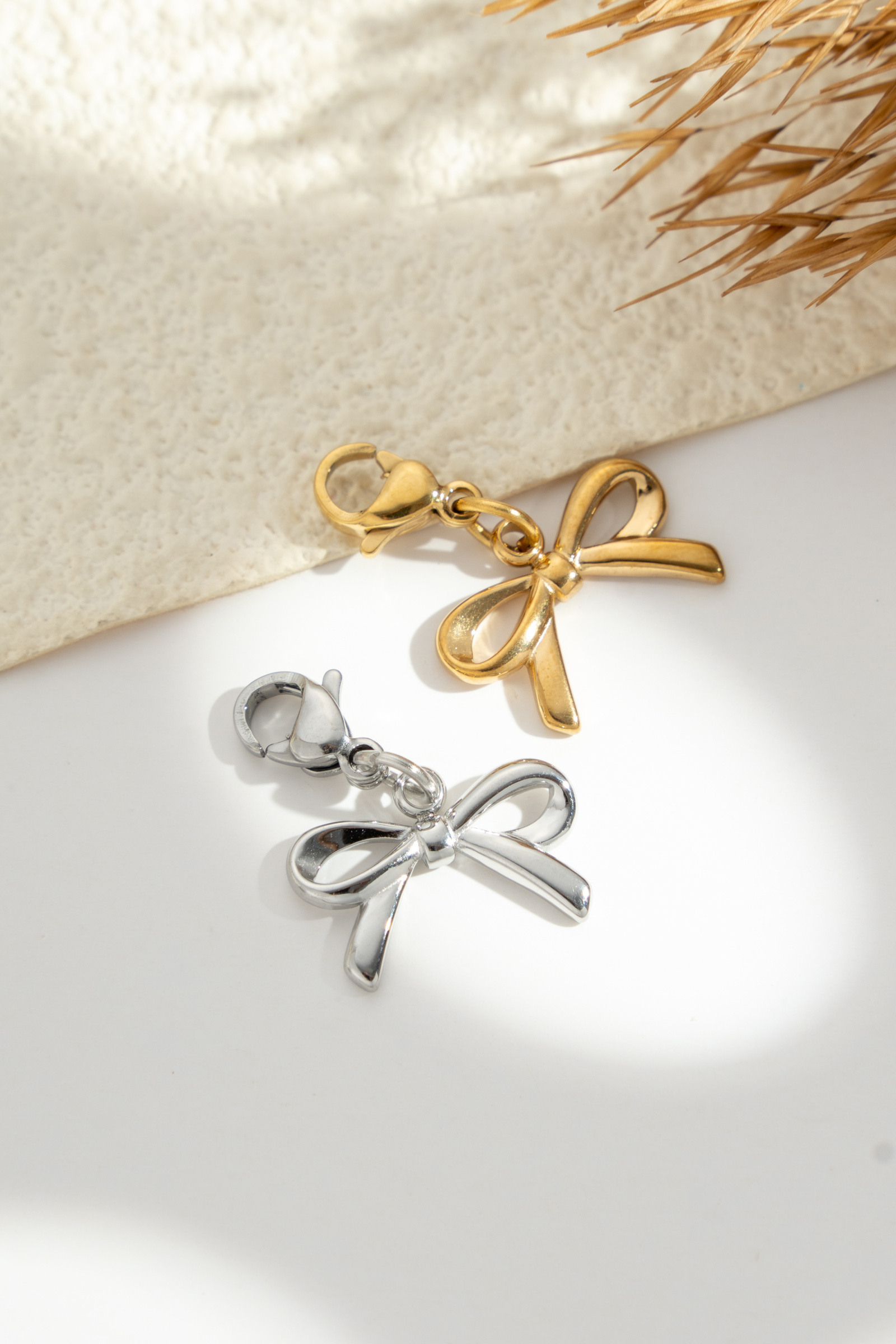Wholesaler COSMOS - Elegant bow charm in silver or gold stainless steel for bracelet, necklace, brooch