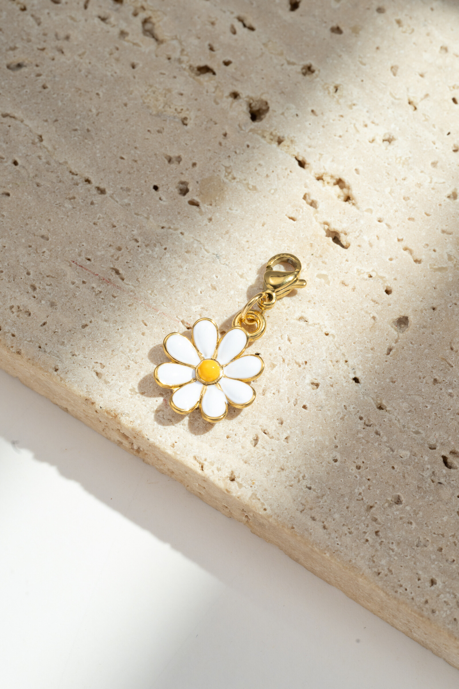Grossiste COSMOS - Pendentif Fleur Marguerite – Acier Inoxydable Fin et Lumineux
