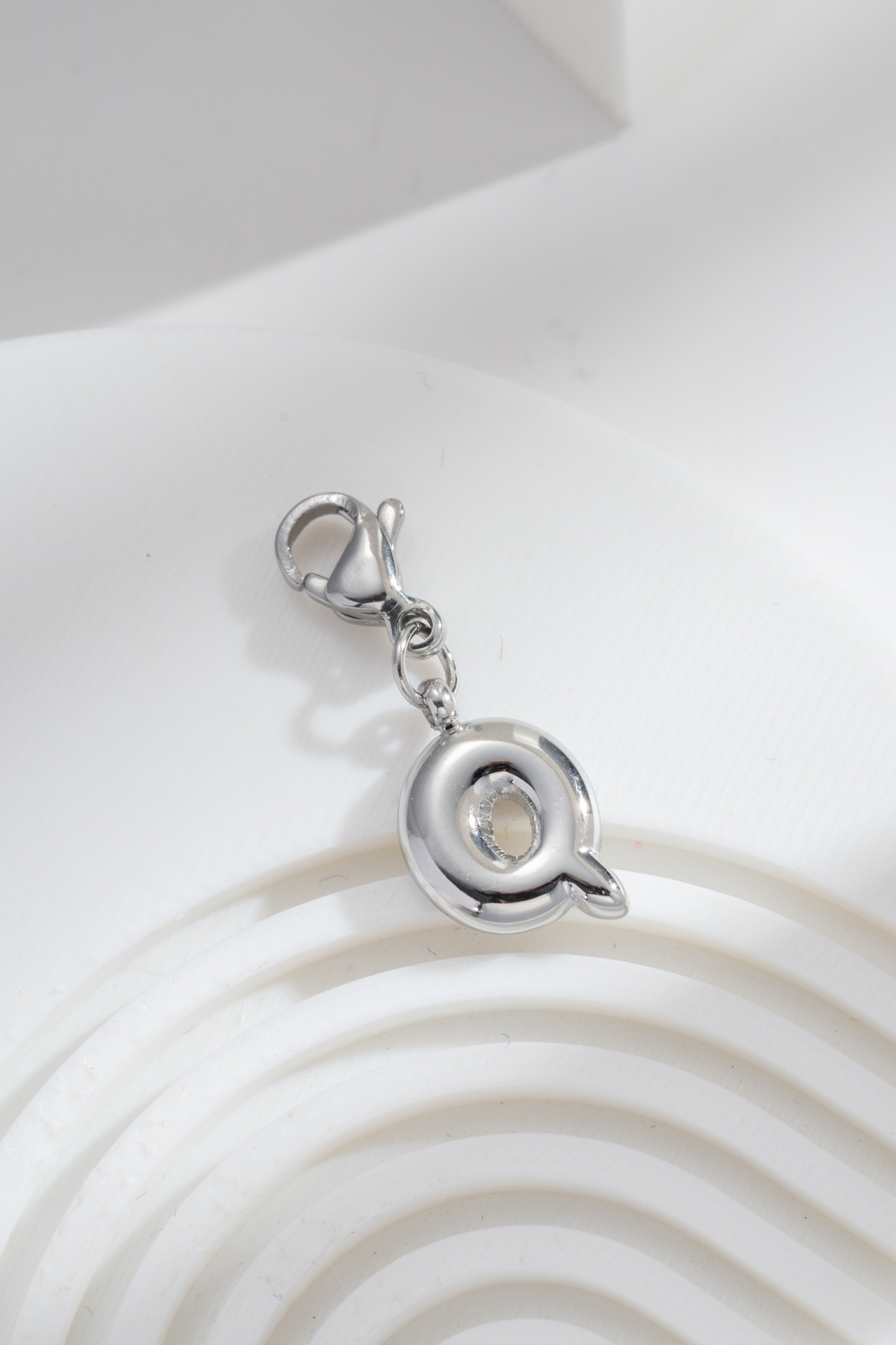 Mayorista COSMOS - Colgante Charm Letra Q Alfabeto Acero Inoxidable Dorado Plateado Para Joyas Personalizadas