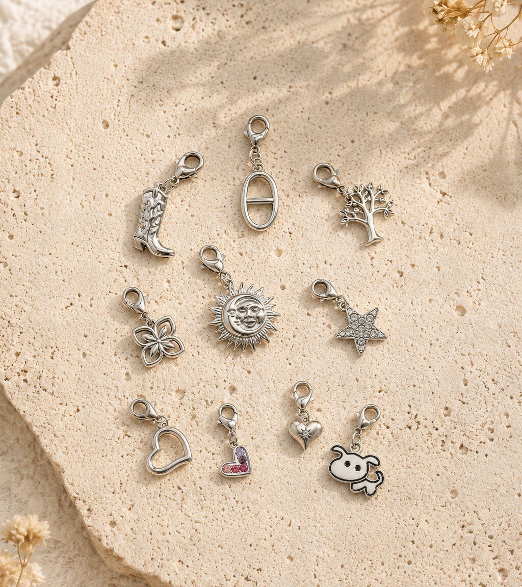 Grossiste COSMOS - Lot de 10 charms dorés motifs western, nature, astres et cœurs pour bijoux