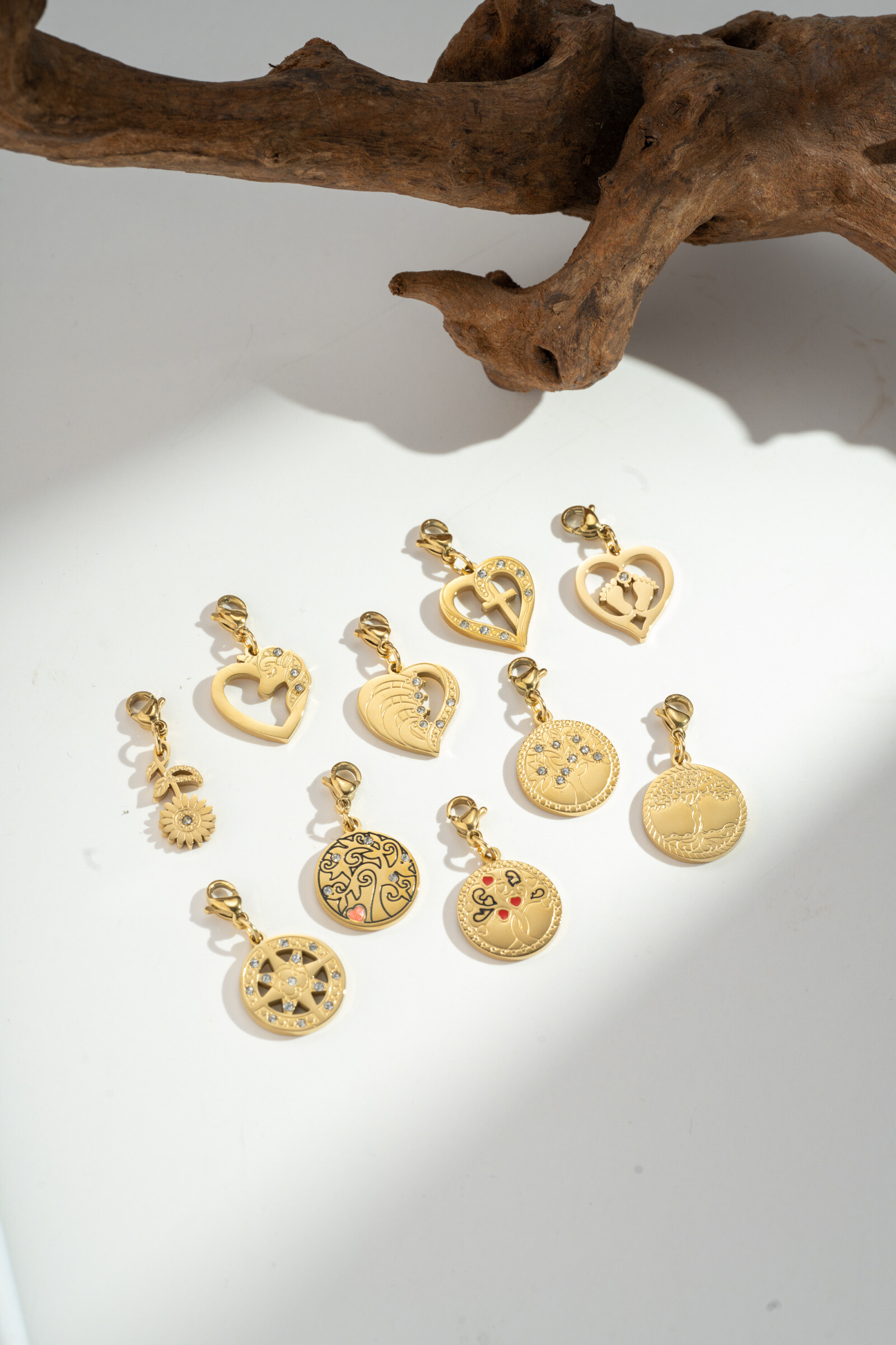 Grossiste COSMOS - Lot 10 Pendentifs Ronds et Cœurs Design Arbre Vie Étoile
