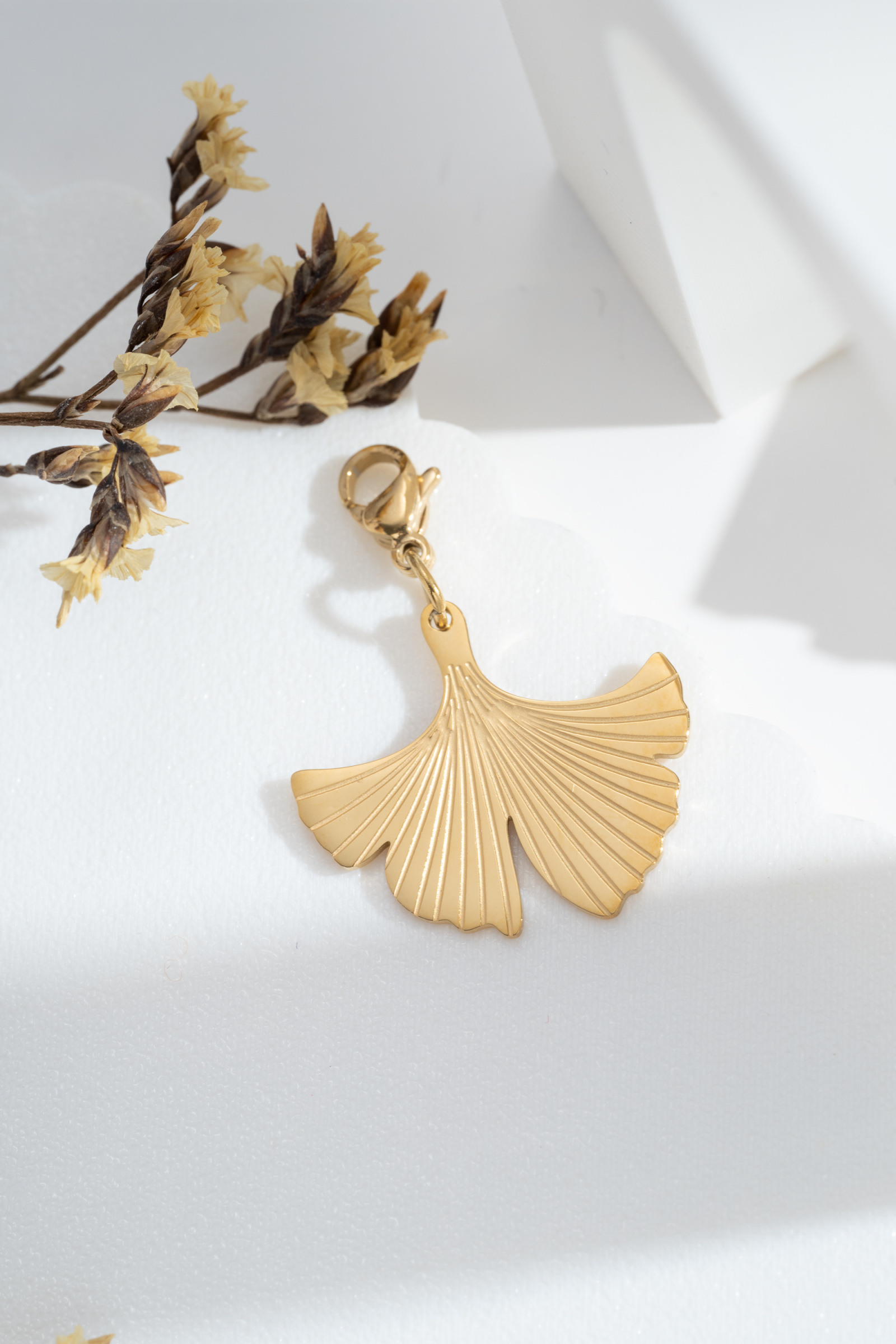 Großhändler COSMOS - Goldener Ginkgo-Blatt-Charm – Edelstahl, Symbol für Langlebigkeit und organische Eleganz