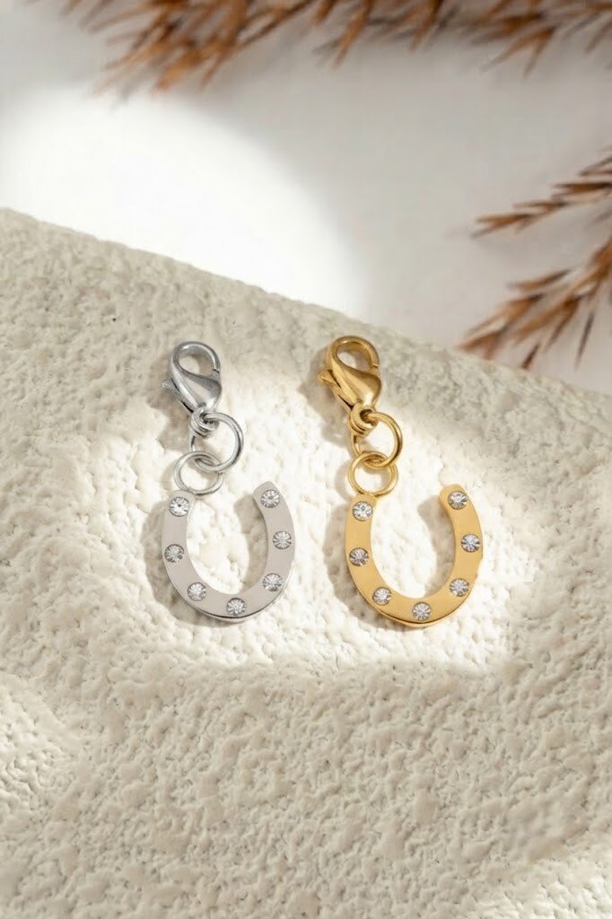 Grossiste COSMOS - Lot 2 pendentifs fer à cheval argent doré sertis acier inoxydable porte‑bonheur