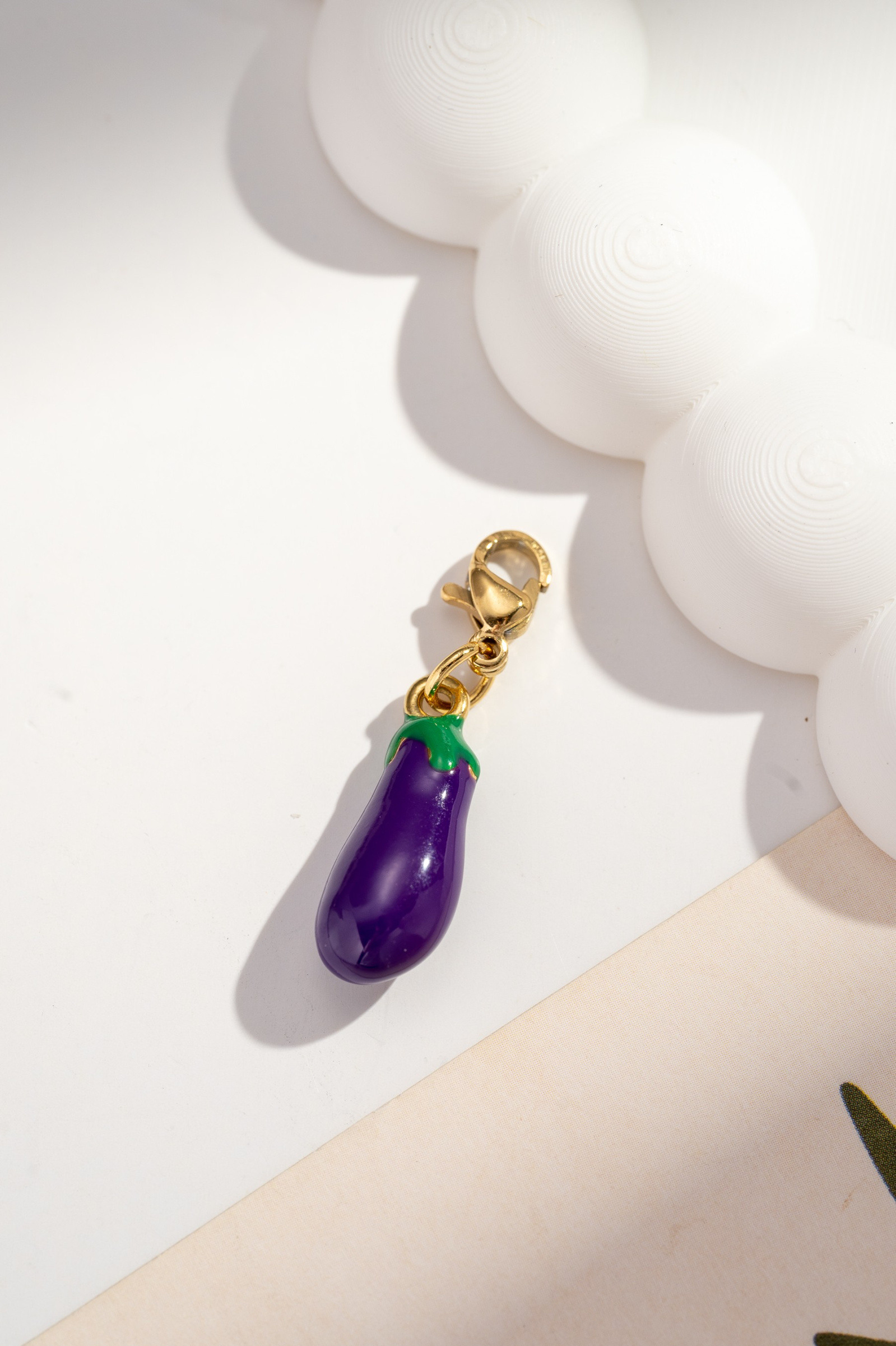 Grossista COSMOS - Charm melanzana viola divertente in acciaio inox dorato alla moda