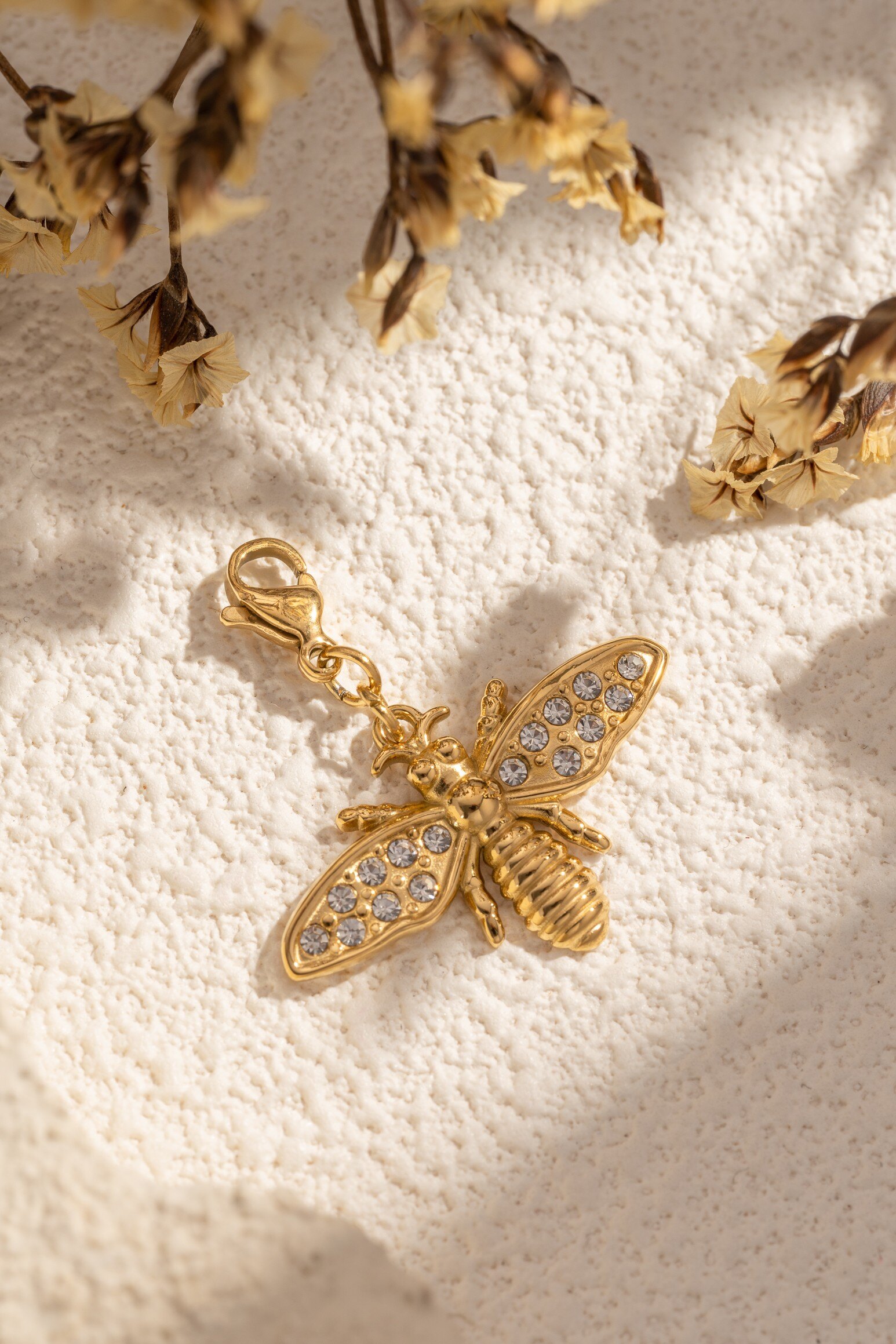 Grossiste COSMOS - Charm abeille dorée – pendentif femme en acier inoxydable serti