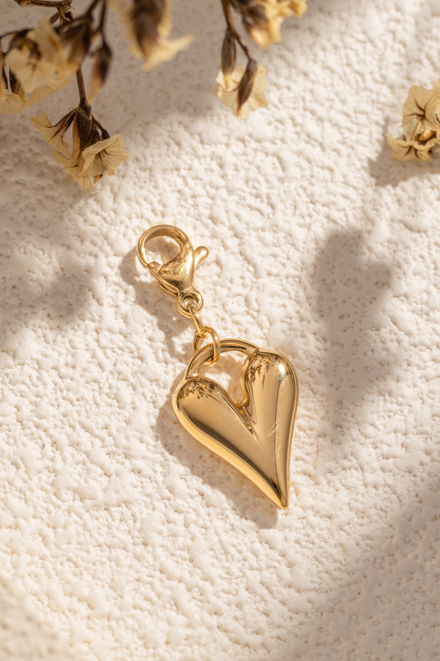 Wholesaler COSMOS - Elegant shiny gold heart charm pendant in stainless steel for bracelet