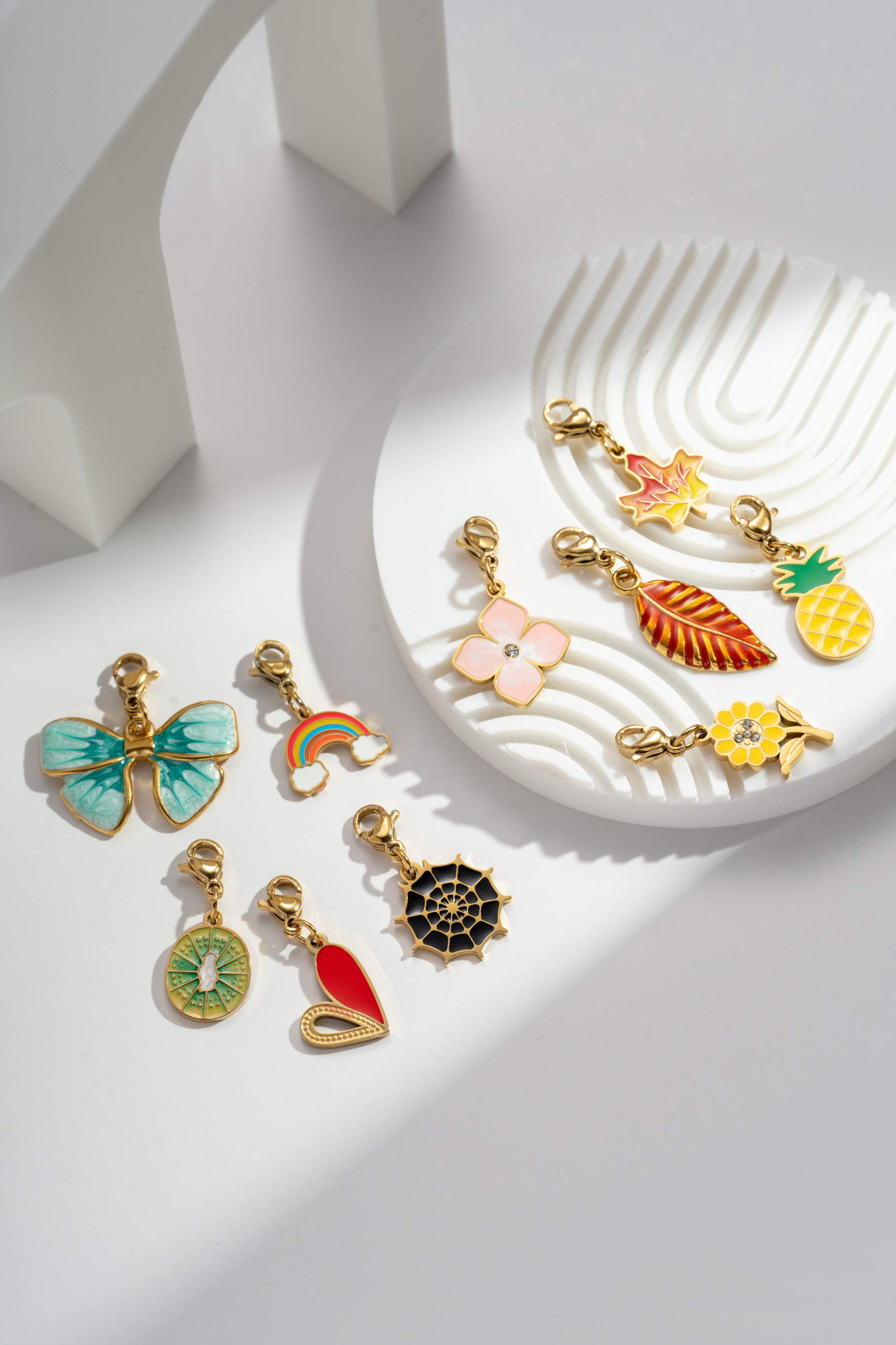 Großhändler COSMOS - Set mit 10 emaillierten Charms – vergoldeter Edelstahl, bunte Fantasie und fröhliche Personalisierung
