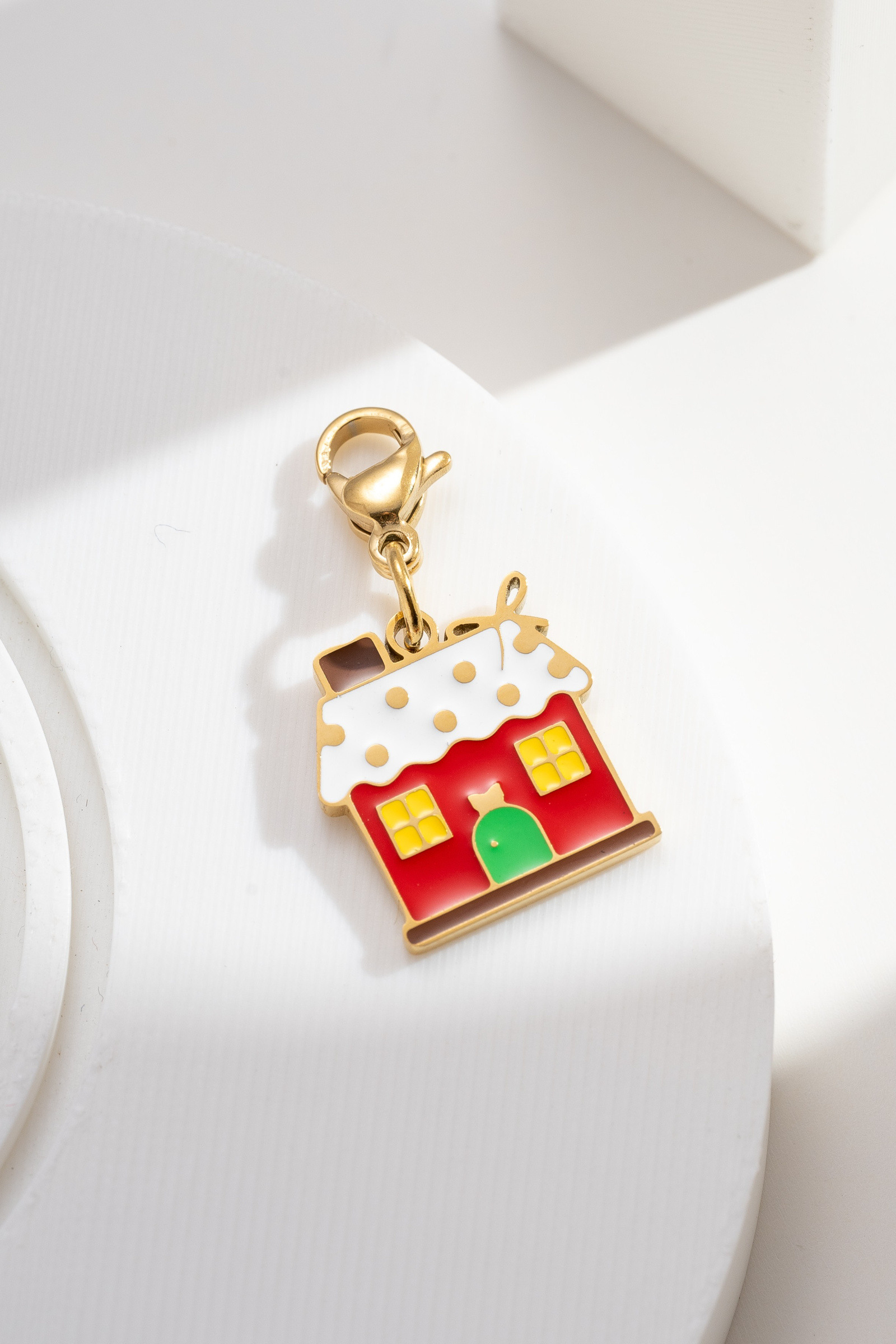 Großhändler COSMOS - Roter und goldener Weihnachtsanhänger Haus Charm Edelstahl Schnee Geschenk
