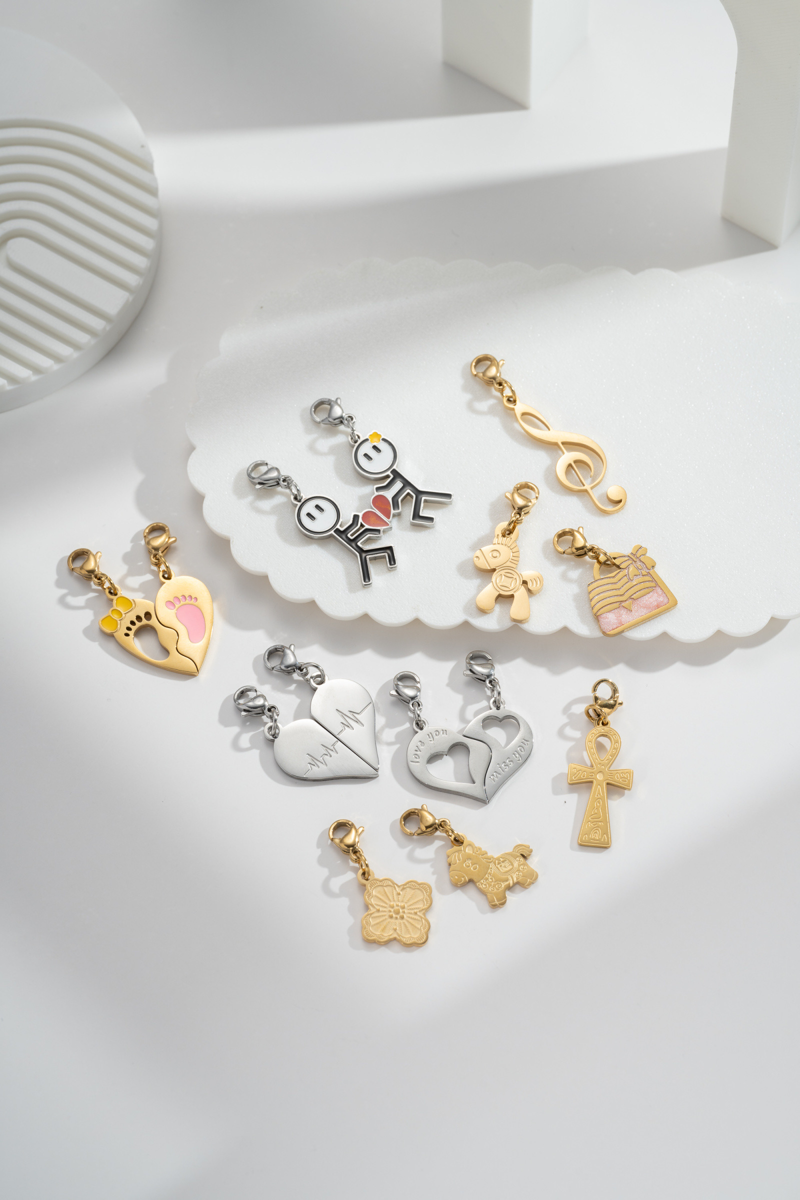 Wholesaler COSMOS - Set of 10 cute and fun stainless steel charms in heart and clover shapes
