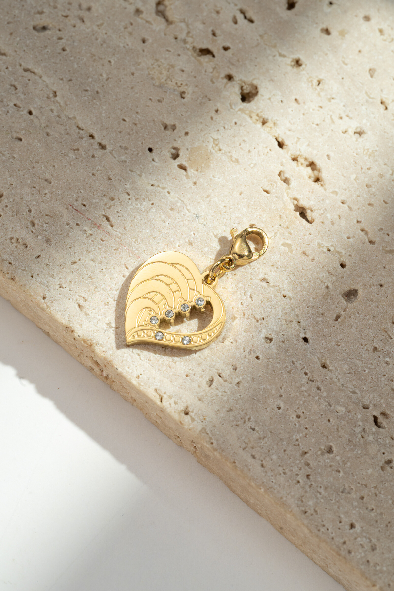 Grossiste COSMOS - Pendentif Cœur Ajouré avec Strass – Acier Inoxydable Élégant et Brillant