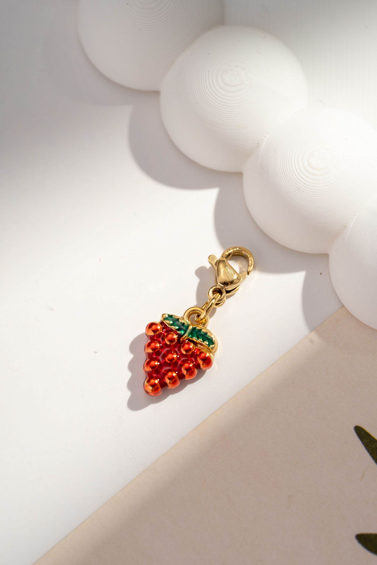 Grossista COSMOS - Ciondolo charm fragola kawaii rossa in acciaio inossidabile carino e fruttato