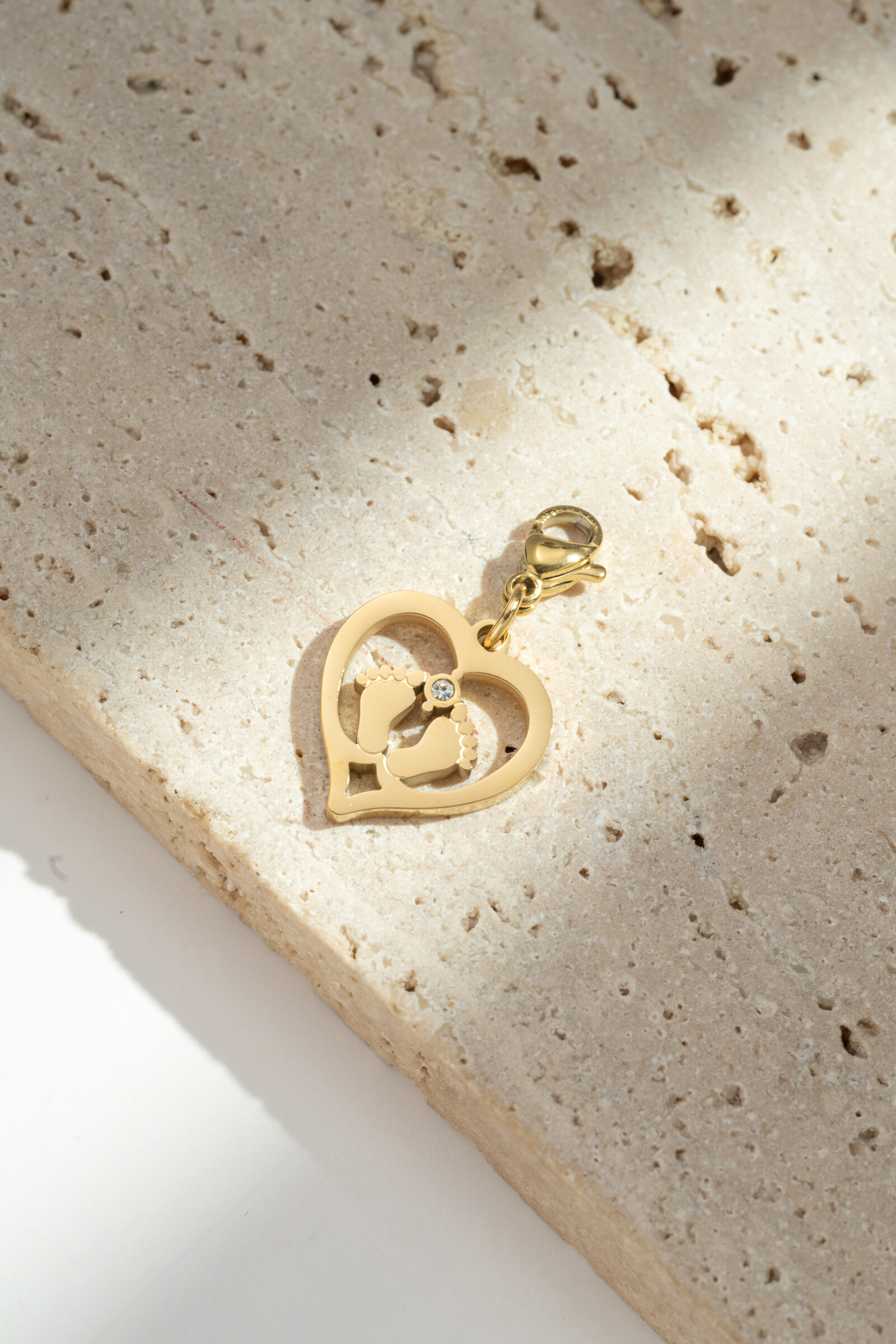 Grossiste COSMOS - Pendentif Cœur Empreintes de Pieds – Acier Inoxydable Symbolique et Tendre