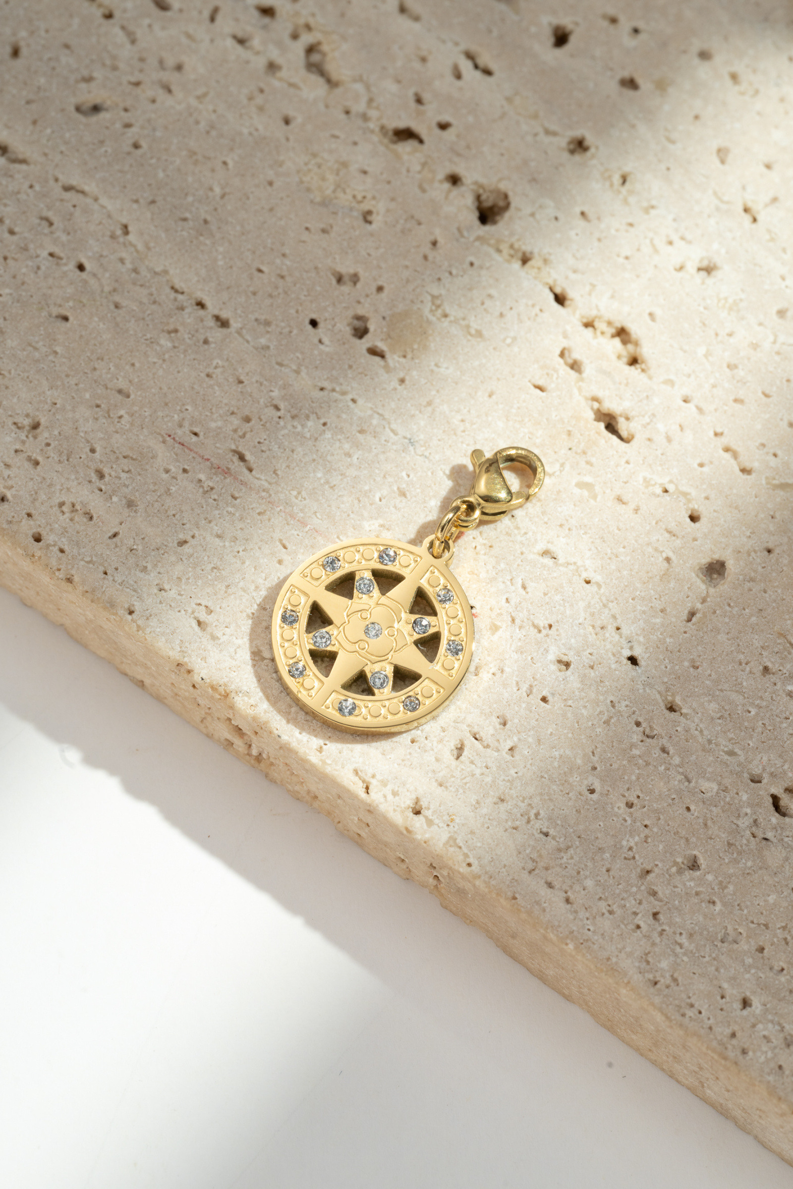 Grossista COSMOS - Ciondolo Rotondo Stella con Strass - Acciaio Inossidabile Lucido ed Elegante