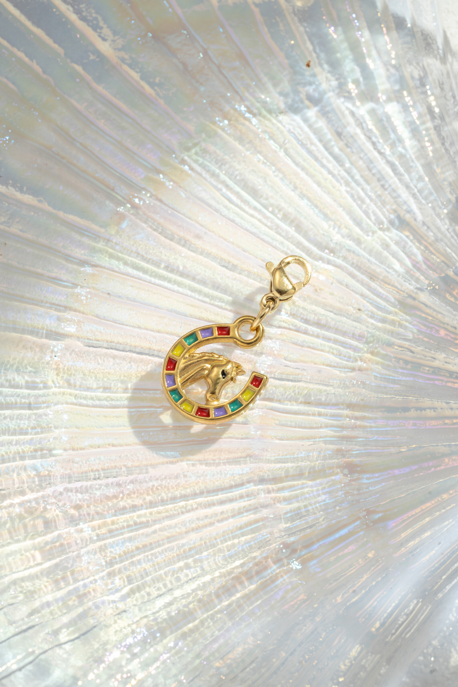 Grossiste COSMOS - Pendentif Fer à Cheval Multicolore – Acier Inoxydable Porte-Bonheur et Coloré