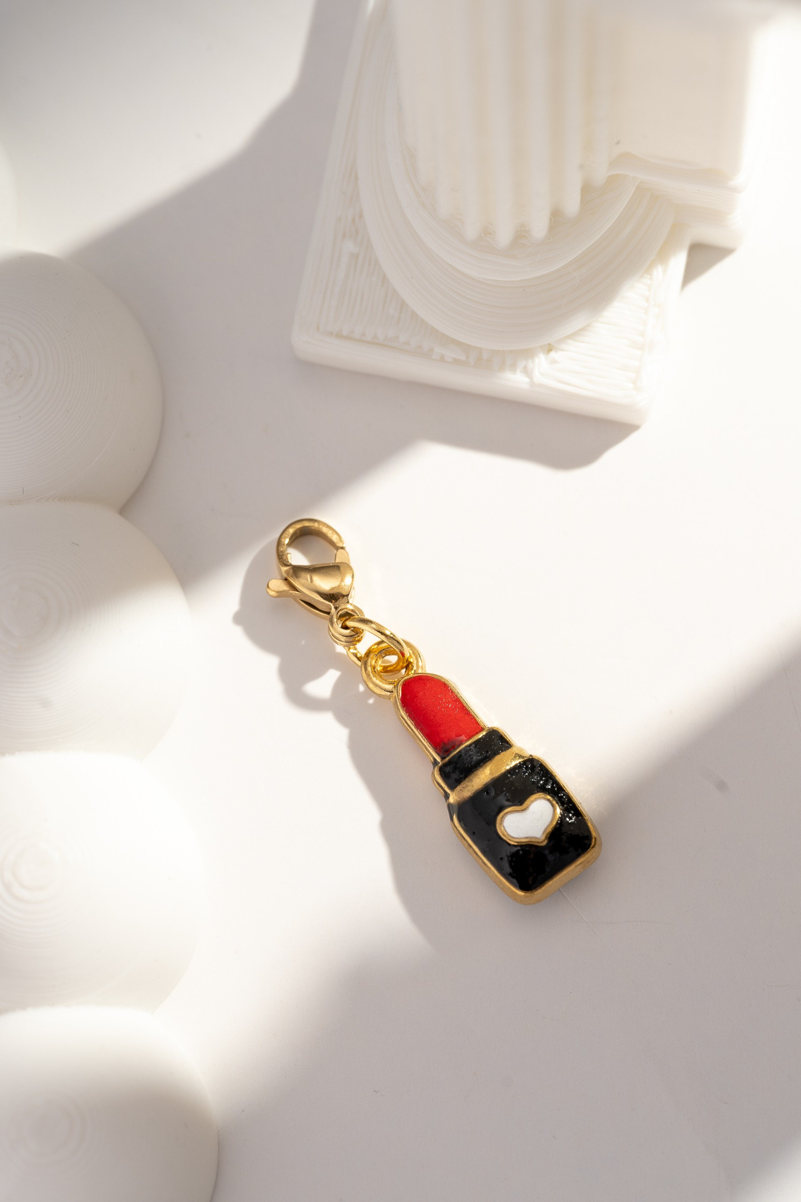 Grossista COSMOS - Charm rossetto dorato in acciaio inossidabile nero e rosso glamour