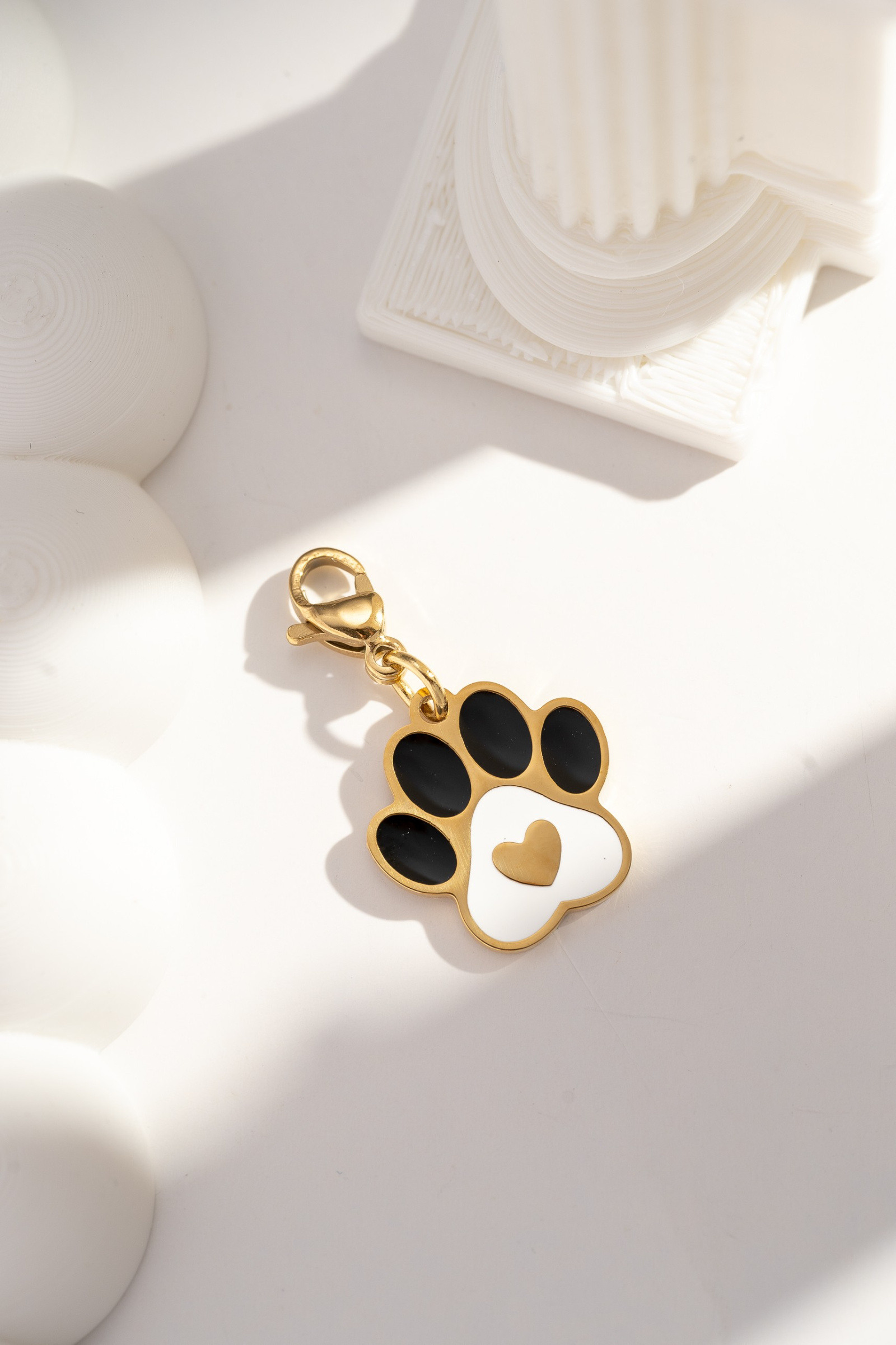 Grossista COSMOS - Charm zampa dorata con cuore nero, carino e alla moda in acciaio inossidabile