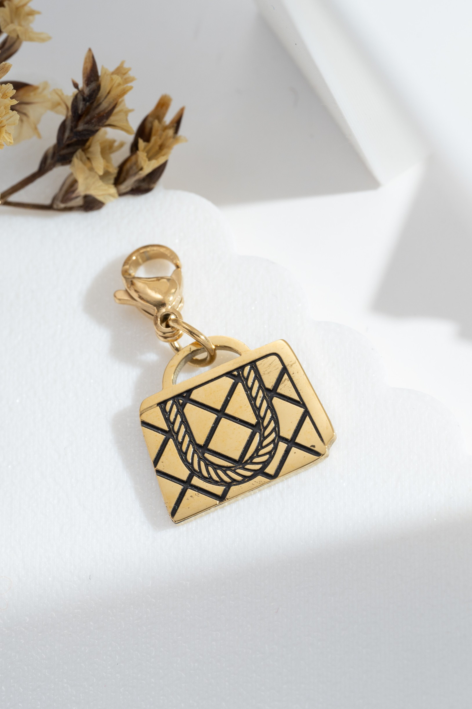 Mayorista COSMOS - Charm de bolso geométrico – acero inoxidable dorado, patrón negro y asa retorcida chic