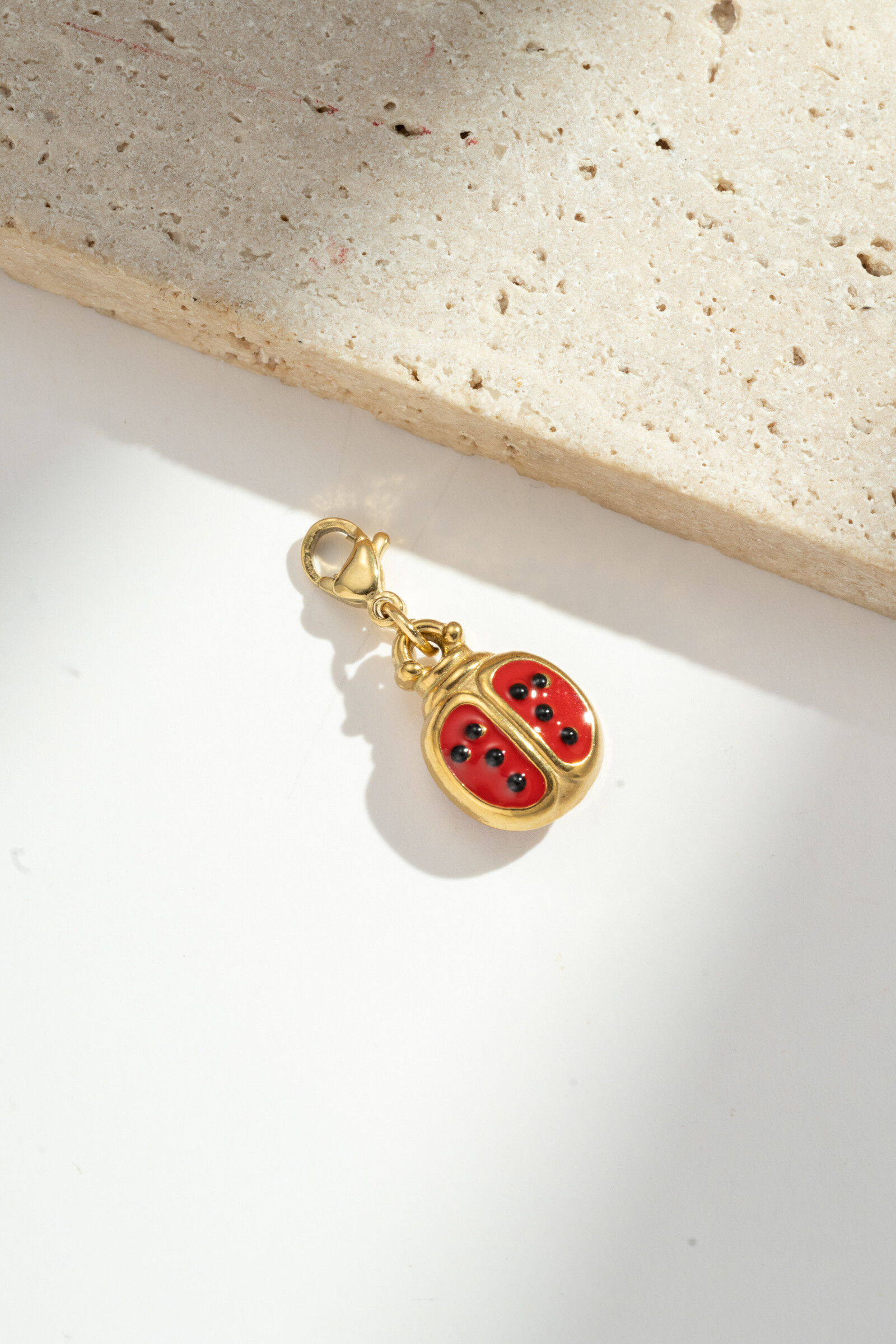 Grossiste COSMOS - Pendentif Coccinelle – Acier Inoxydable Porte-Bonheur et Coloré