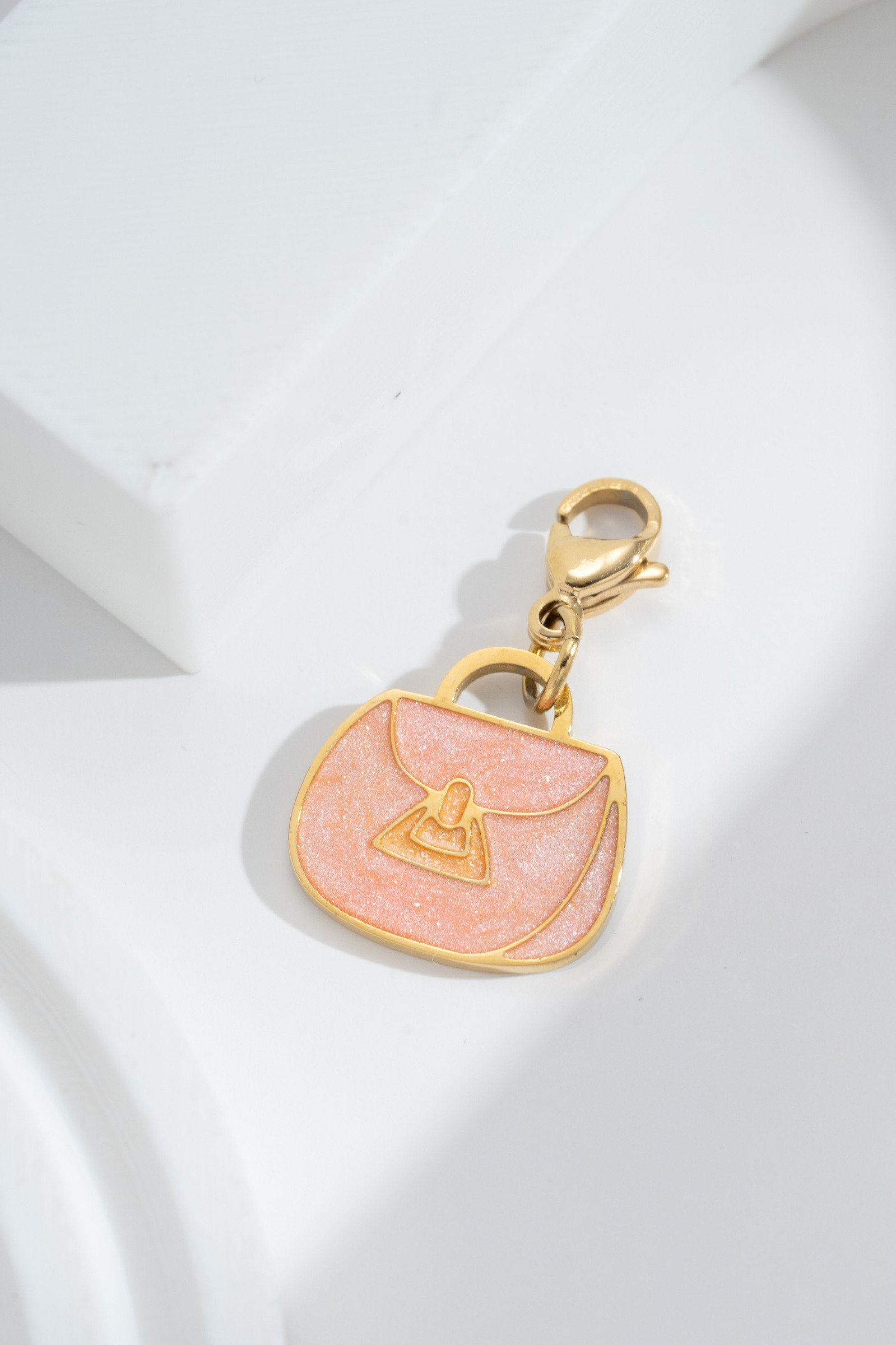 Mayorista COSMOS - Charm de bolso rosa con brillo – acero inoxidable dorado, esmalte decorativo y cierre de mosquetón