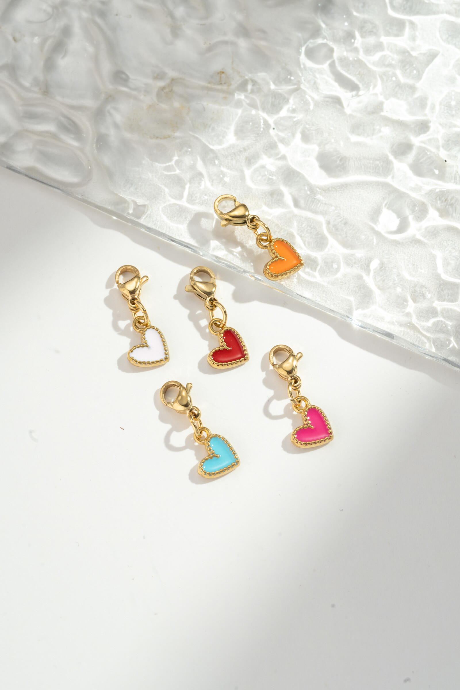 Grossiste COSMOS - Lot de 5 petits pendentifs cœurs couleurs assorties