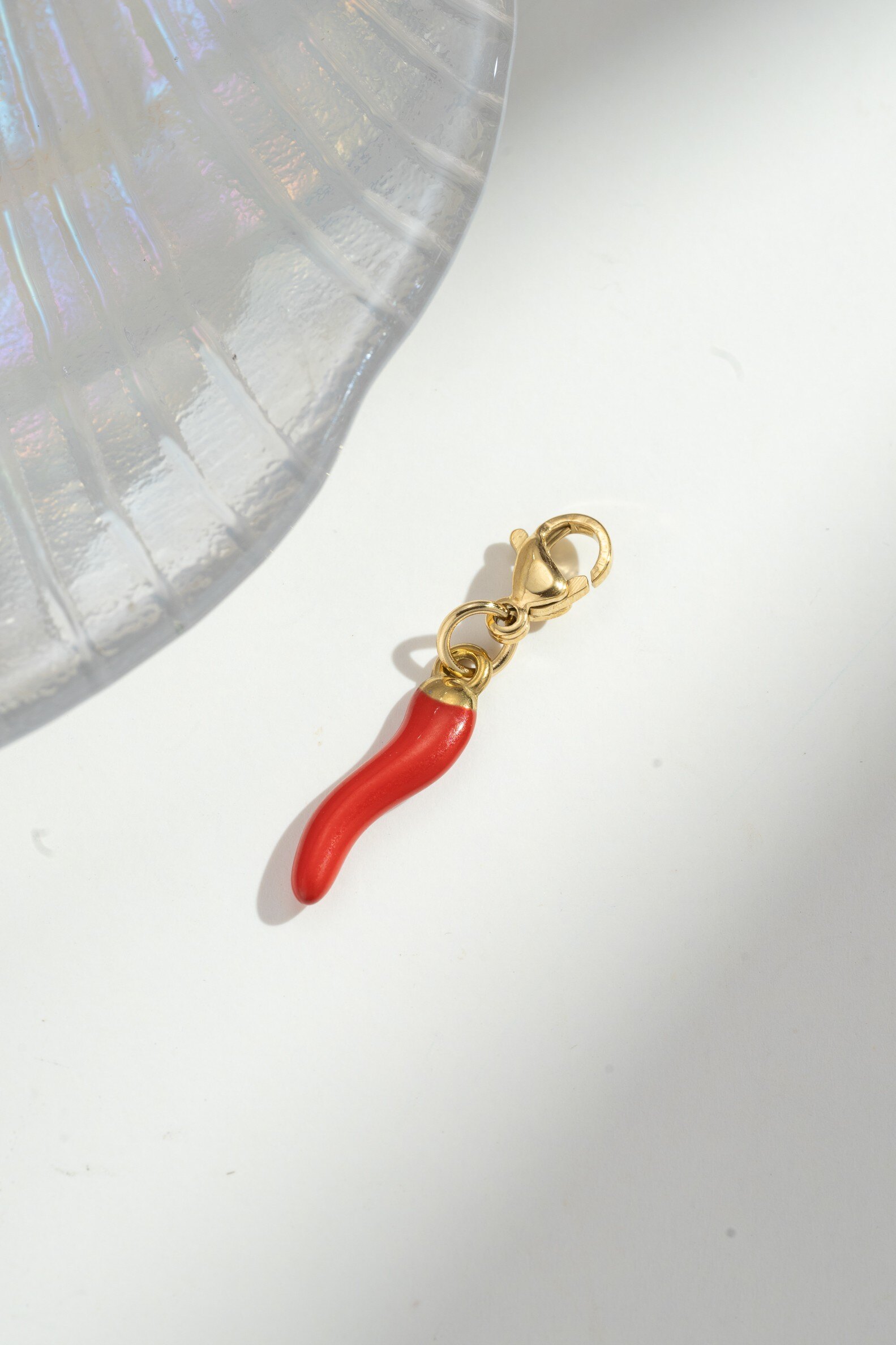 Grossista COSMOS - Charm peperoncino rosso portafortuna in acciaio inox dorato, elegante e di tendenza
