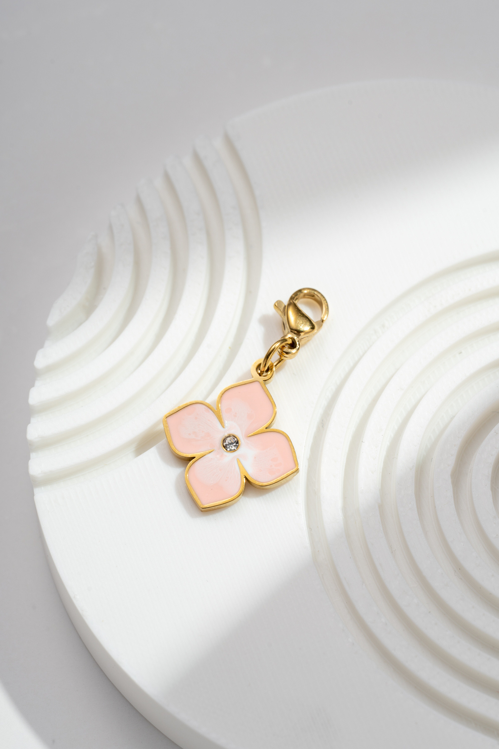 Wholesaler COSMOS - Elegant and Shiny Gold-Plated Stainless Steel Enamel Pink Flower Charm