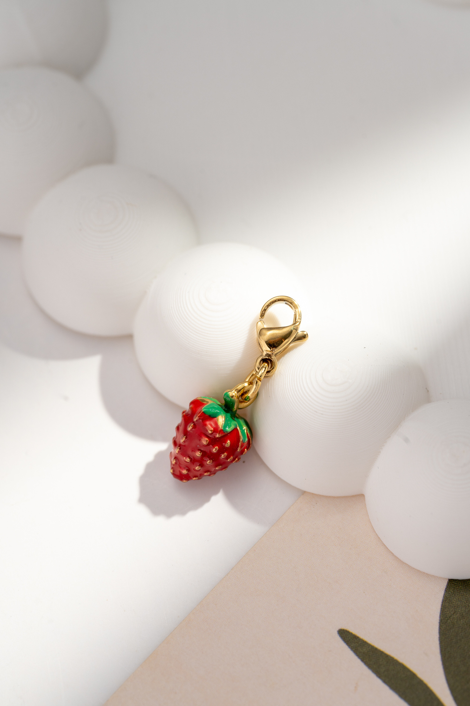 Wholesaler COSMOS - Shiny Red Stainless Steel Strawberry Charm Pendant