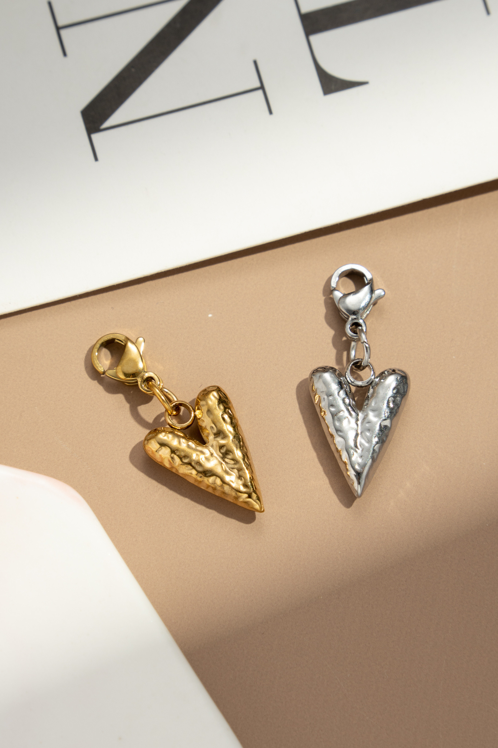 Wholesaler COSMOS - Hammered heart pendant in gold and silver, trendy shiny charm for women, bag, bracelet