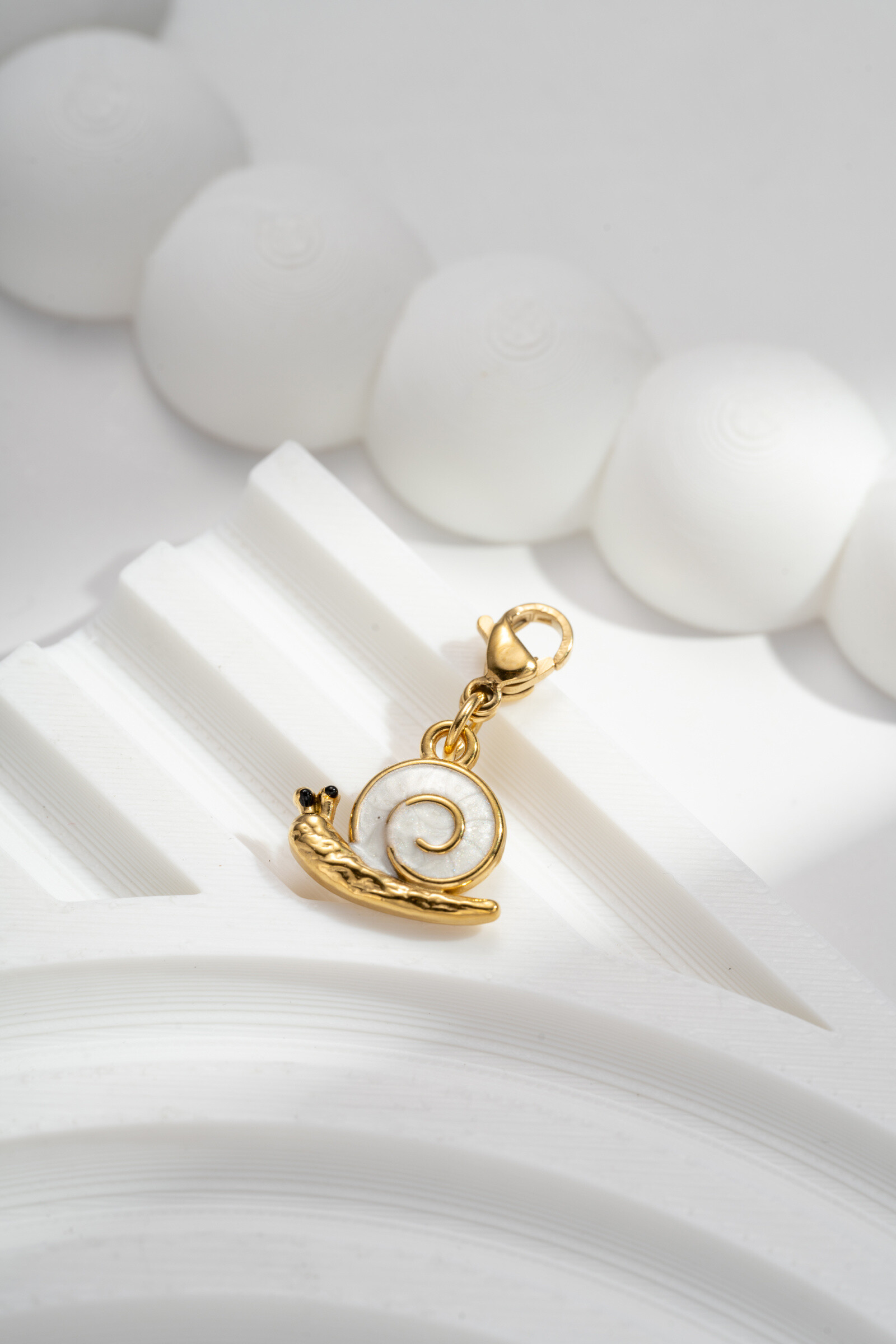 Wholesaler COSMOS - Pearlescent gold snail pendant, delicate, original, chic