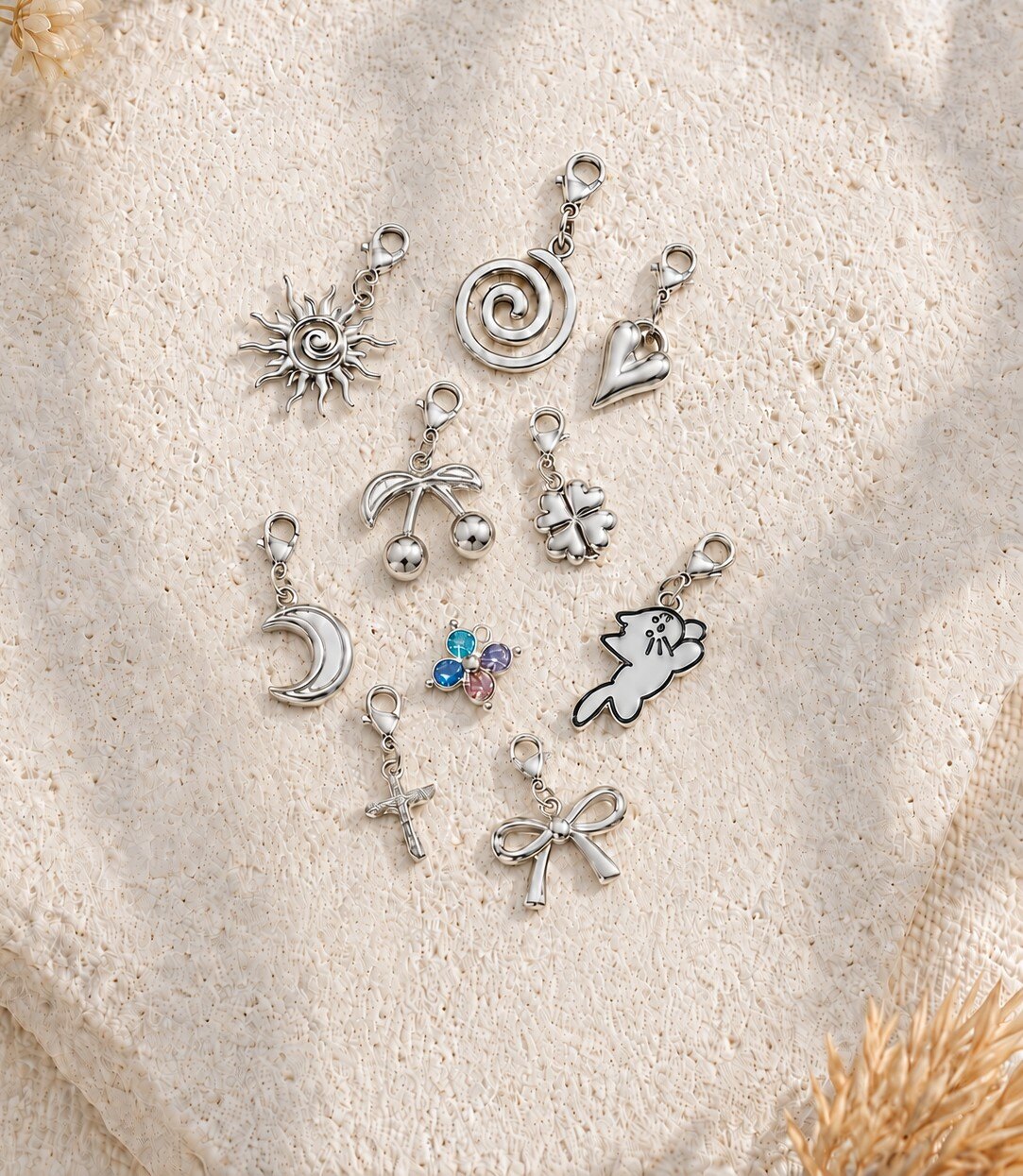 Grossista COSMOS - Set di 10 charm argentati con motivi celesti, naturali e simbolici in acciaio inossidabile