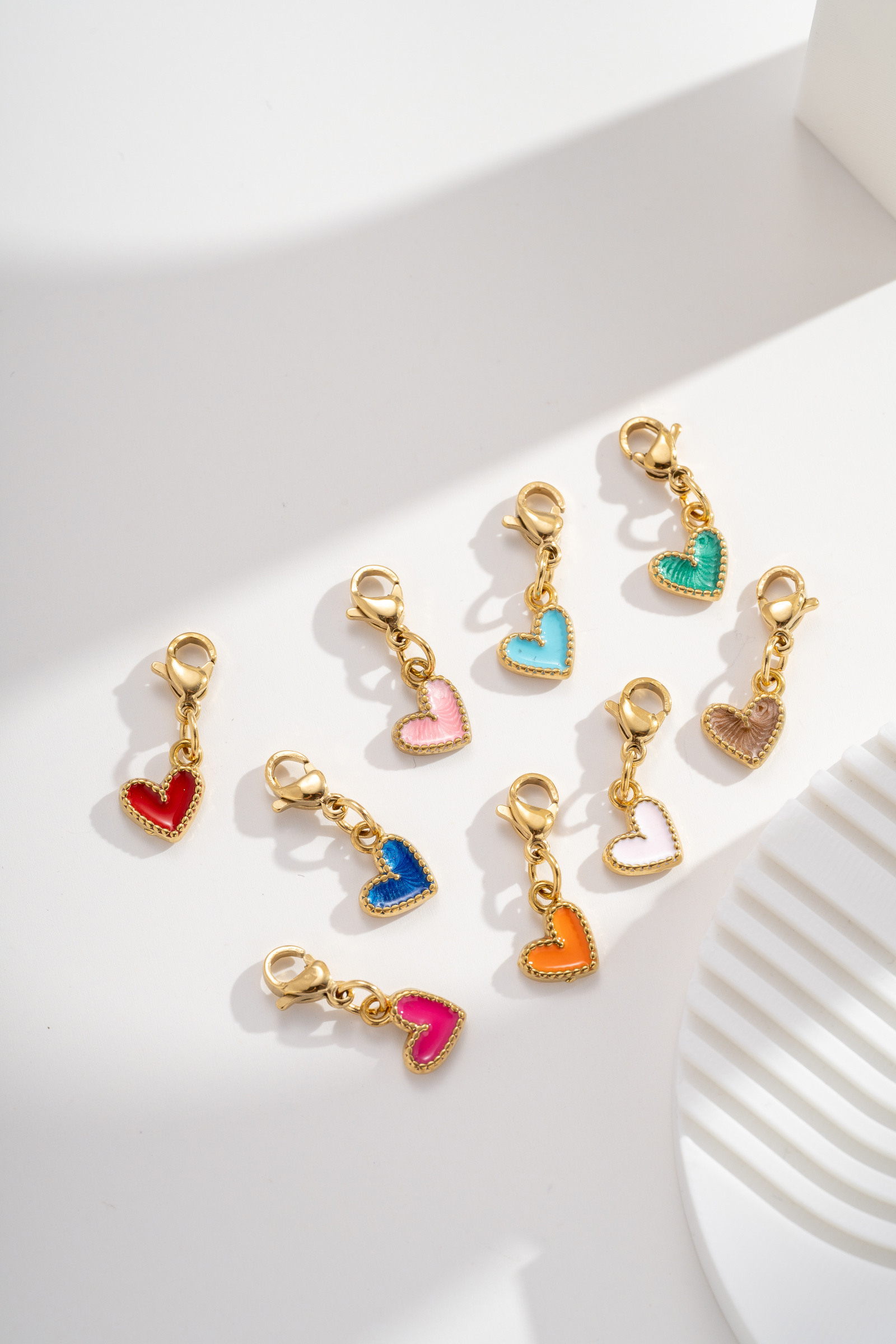 Grossiste COSMOS - Lot de 9 pendentifs petit cœur mignon en acier inoxydable doré coloré