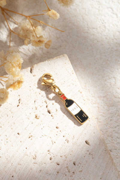 Wholesaler COSMOS - Golden wine bottle charm with red and black enamel, customizable for bracelet or necklace Wholesaler COSMOS - Golden wine bottle charm with red and black enamel, customizable for bracelet or necklace