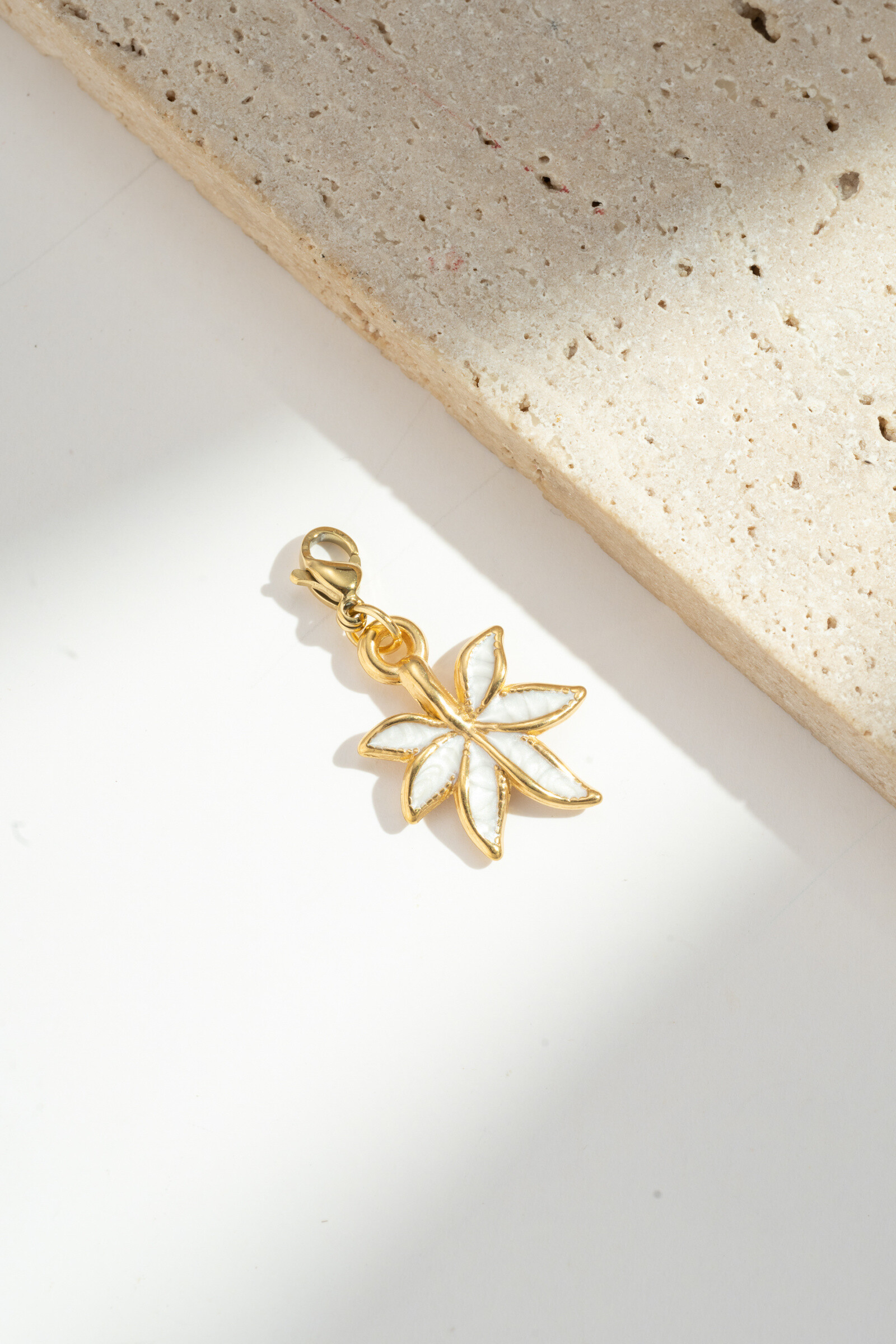 Grossiste COSMOS - Pendentif Feuille – Acier Inoxydable Élégant et Naturel