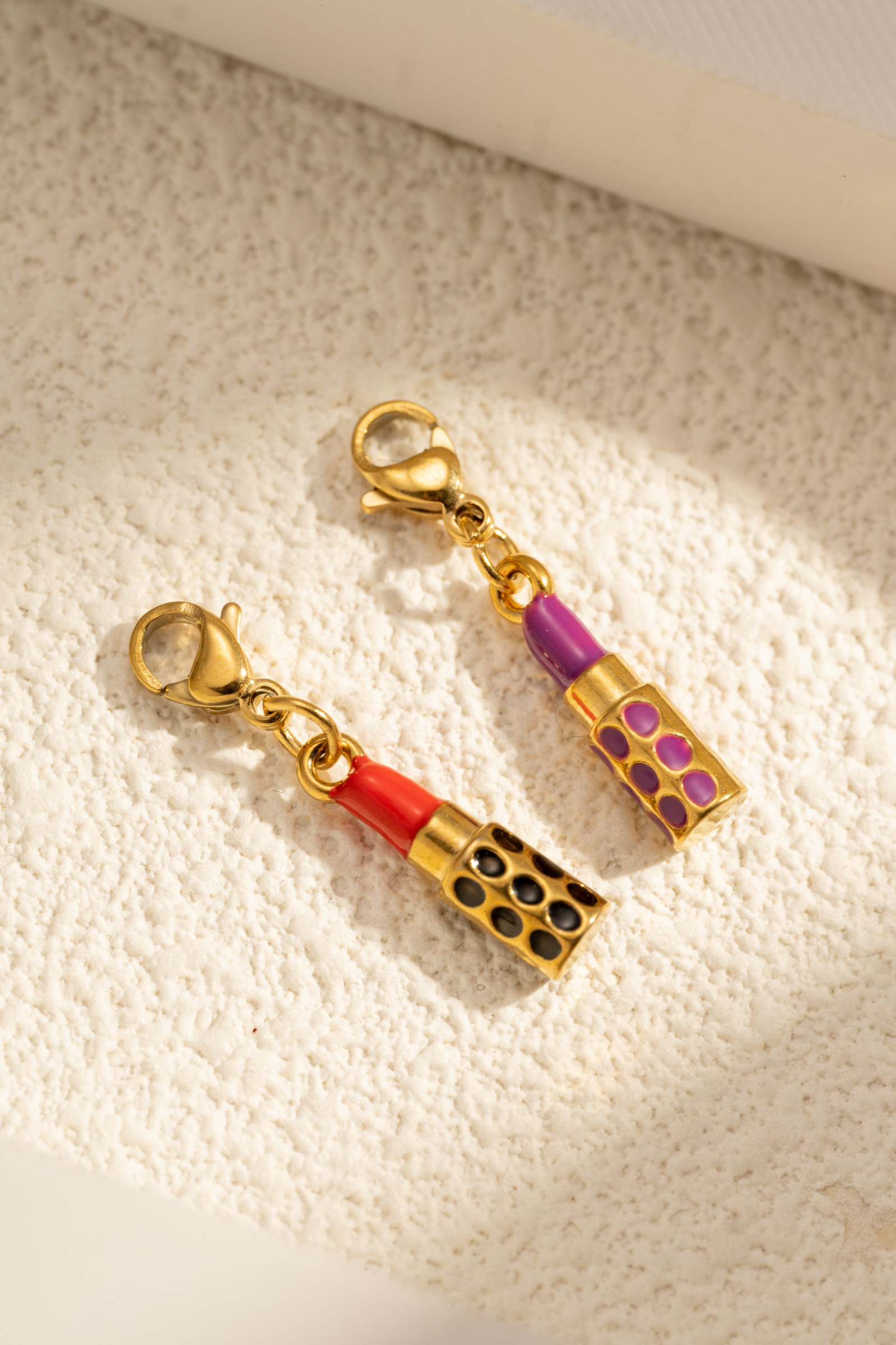 Mayorista COSMOS - Juego de 2 charms de pintalabios esmaltados en acero inoxidable dorado, coloridos y glamorosos