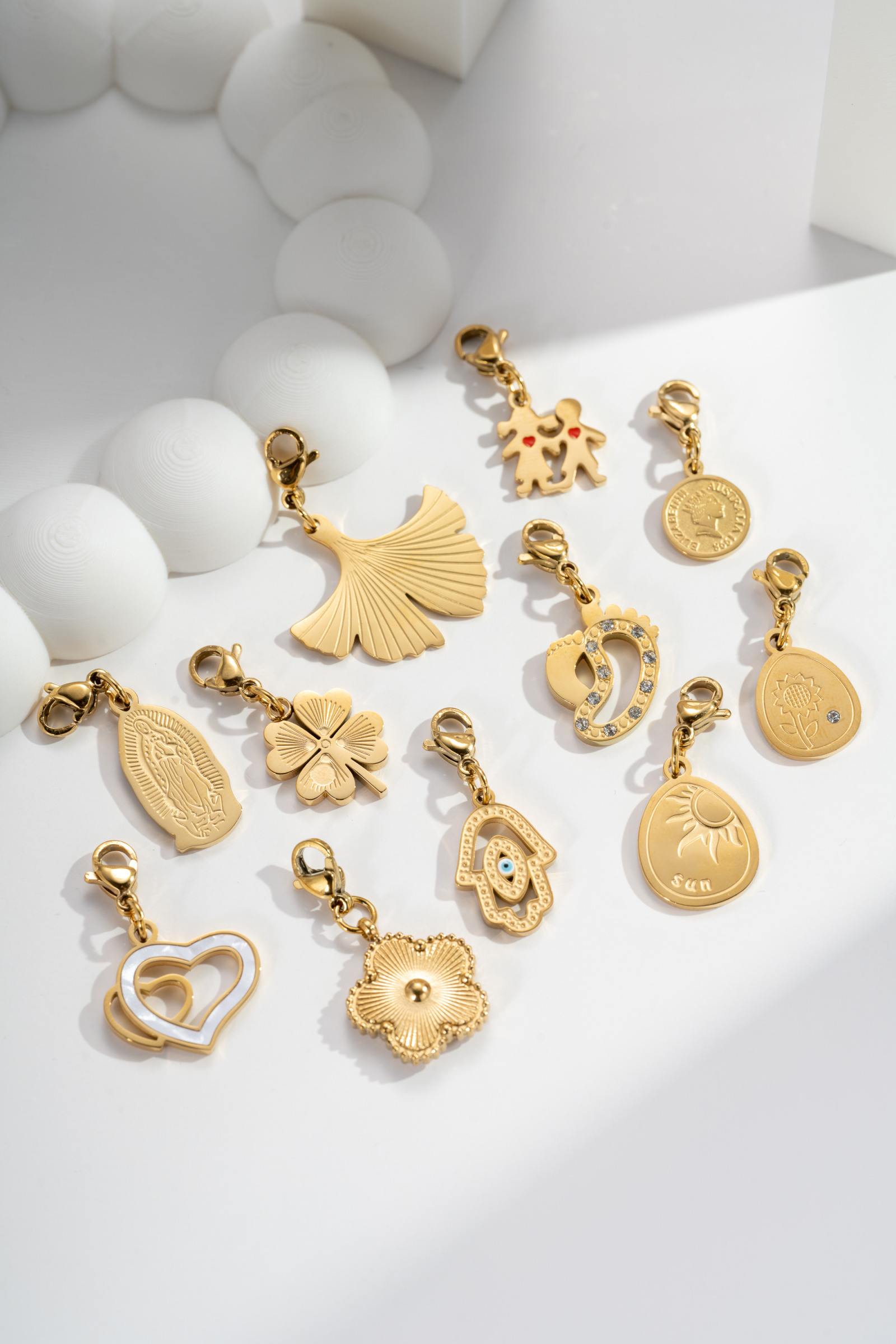 Großhändler COSMOS - Set aus 11 goldenen Charms – Edelstahl, verschiedene Symbole und poetische Personalisierung