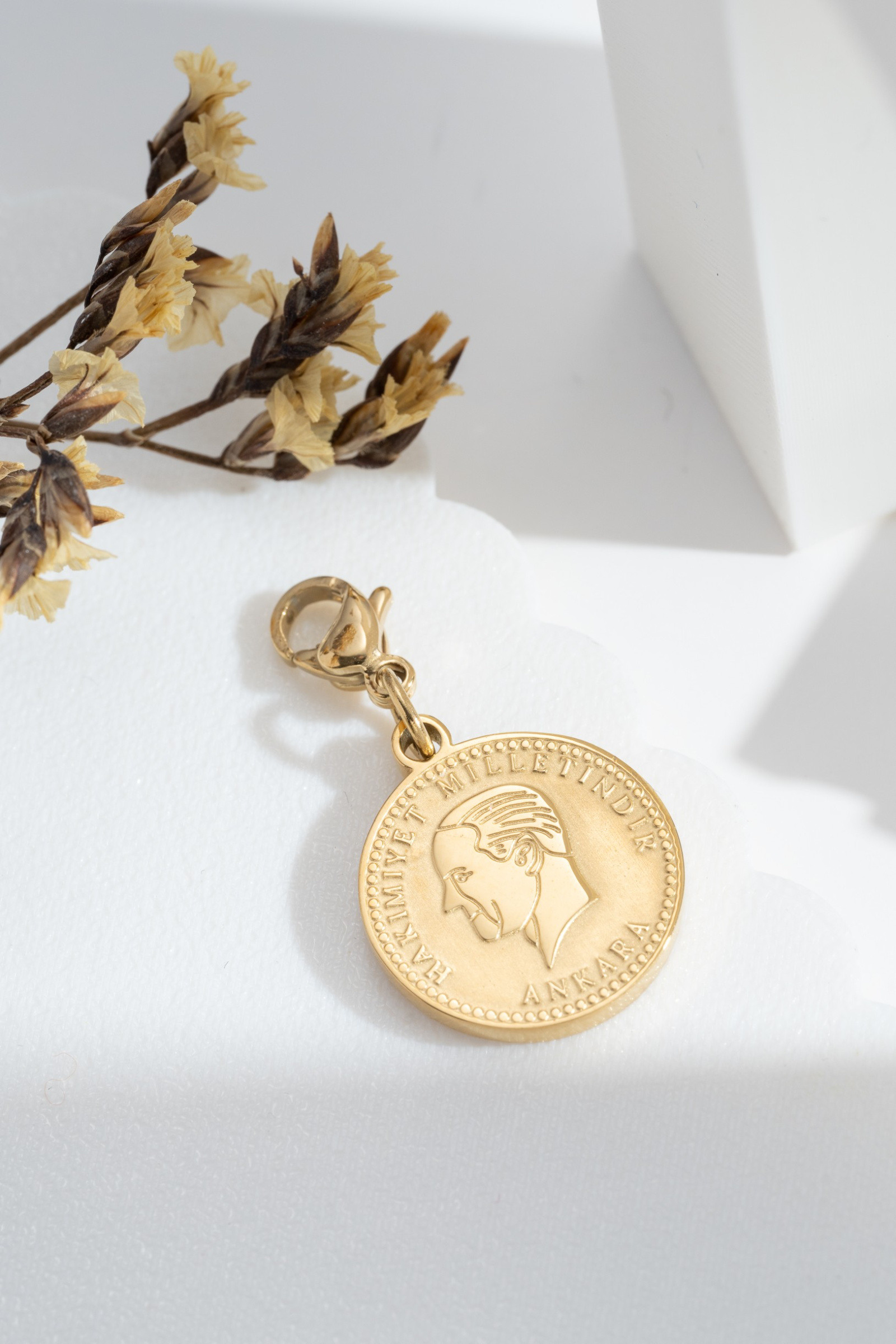 Mayorista COSMOS - Charm de medalla – acero inoxidable dorado, grabado simbólico y perfil masculino conmemorativo