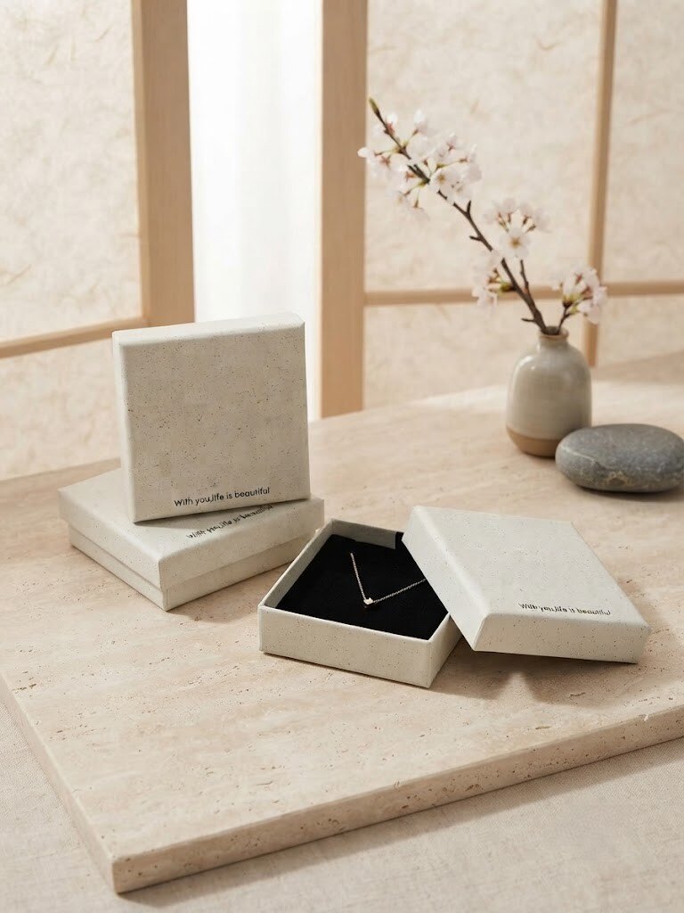 Grossista COSMOS - Set di 12 scatole regalo 9x9 cm ecru turchese confezione gioielli premium